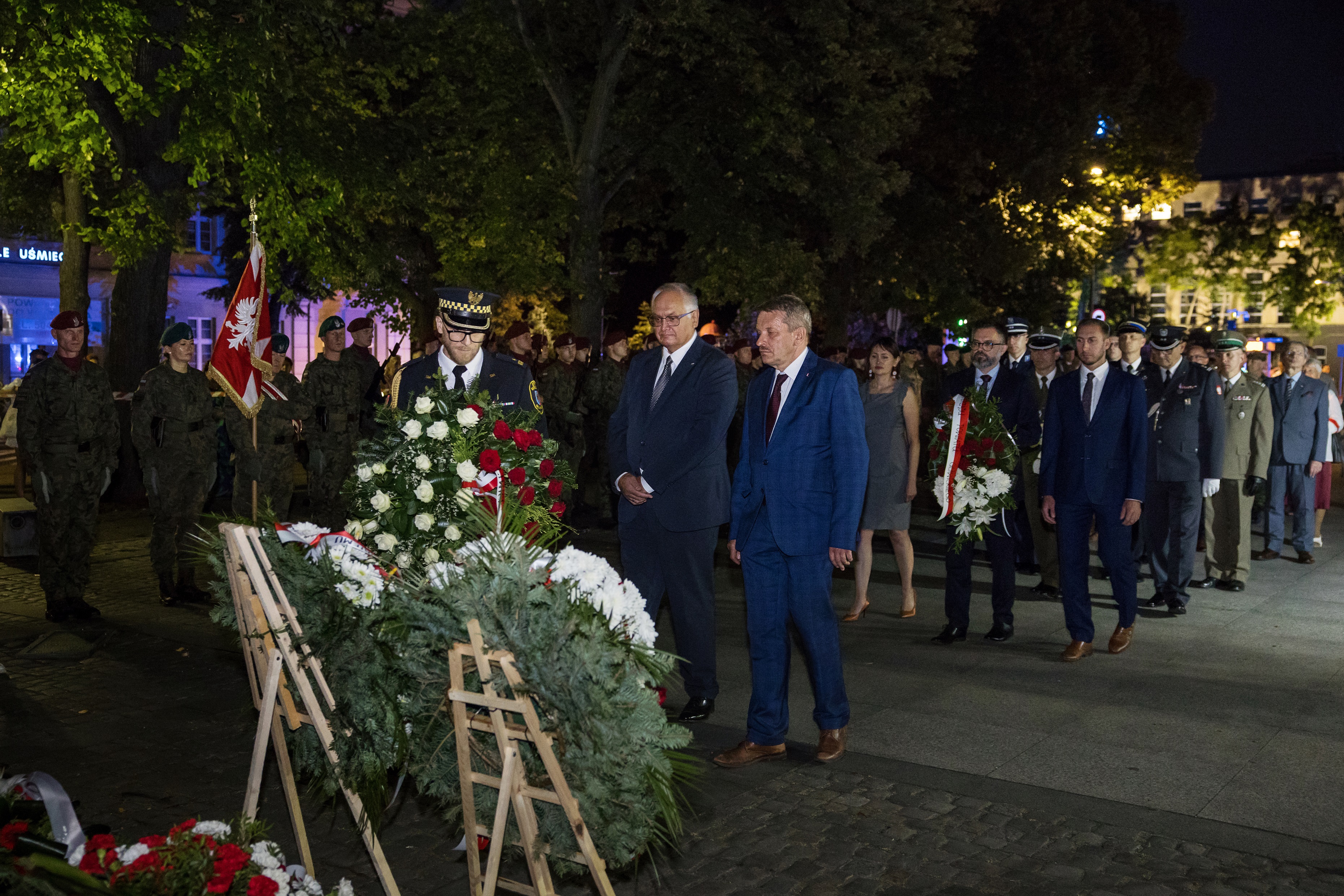 Przedstawiciele miasta składający kwiaty pod pomnikiem marszałka Piłsudskiego