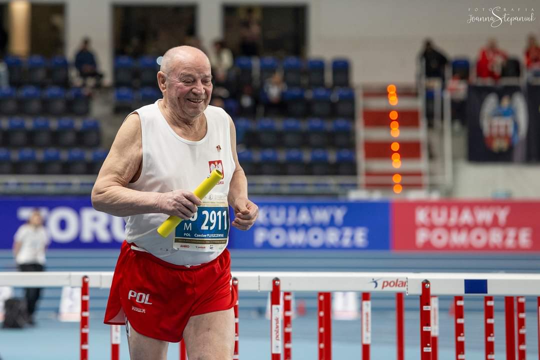 Czesław Pluszczewski biegnący w sztafecie na mistrzostwach świata w lekkiej atletyce