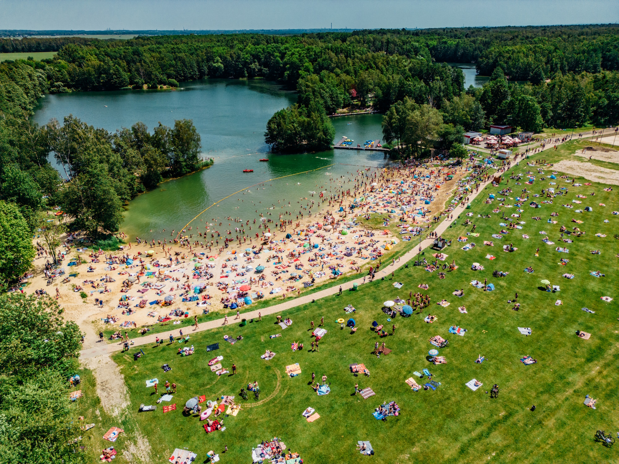 jezioro w Czechowicach, ludzie na plaży
