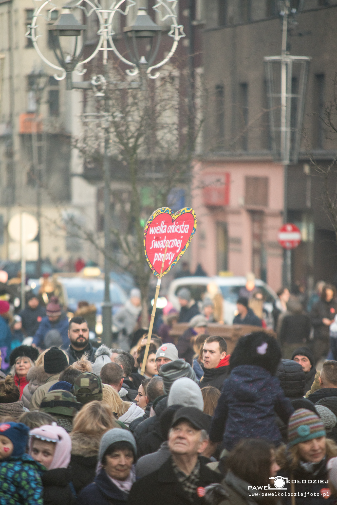 serduszka WOŚP i ludzie na Rynku