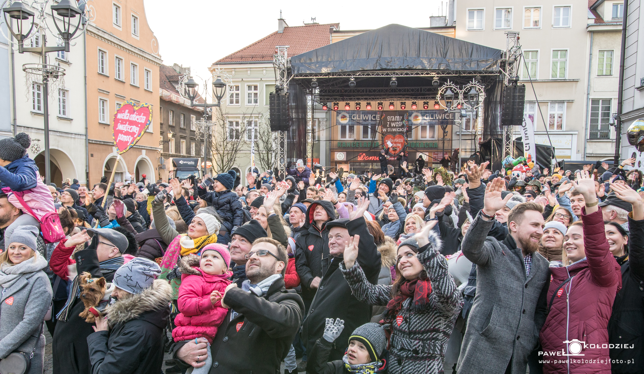 tłum ludzi na Rynku