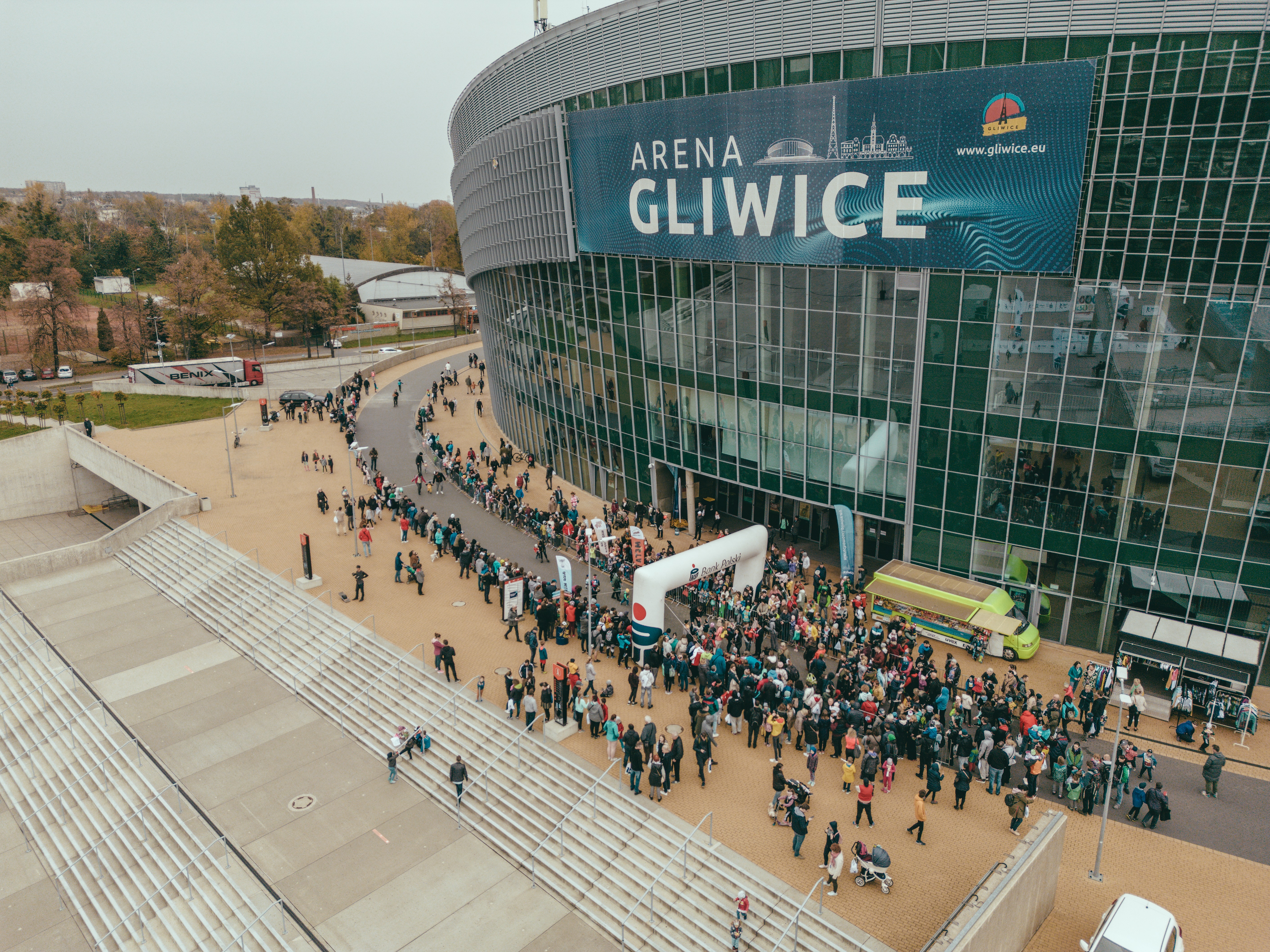 Uczestnicy imprezy przed Halą Arena Gliwice