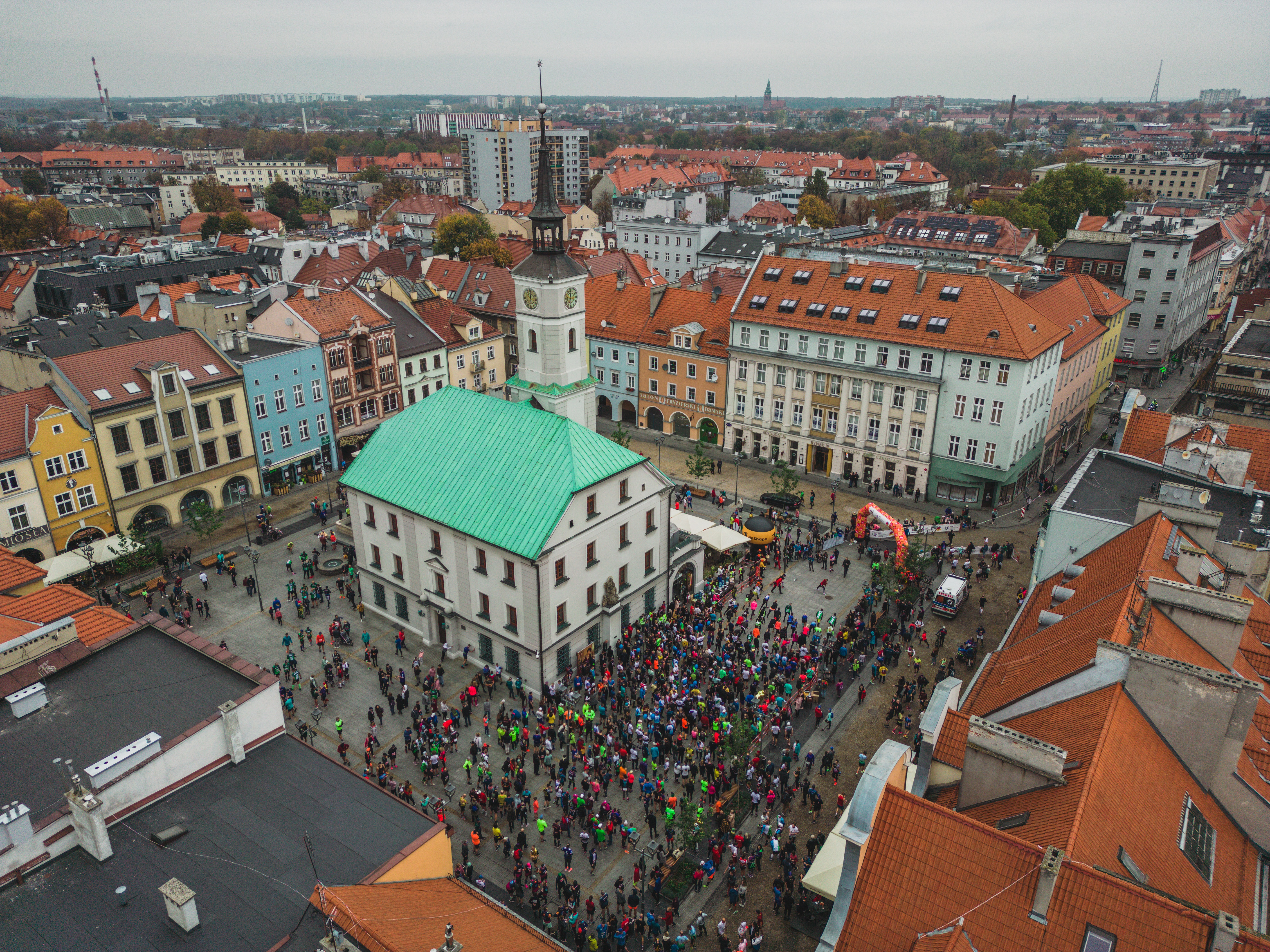 Uczestnicy półmaratonu na rynku - z lotu ptaka