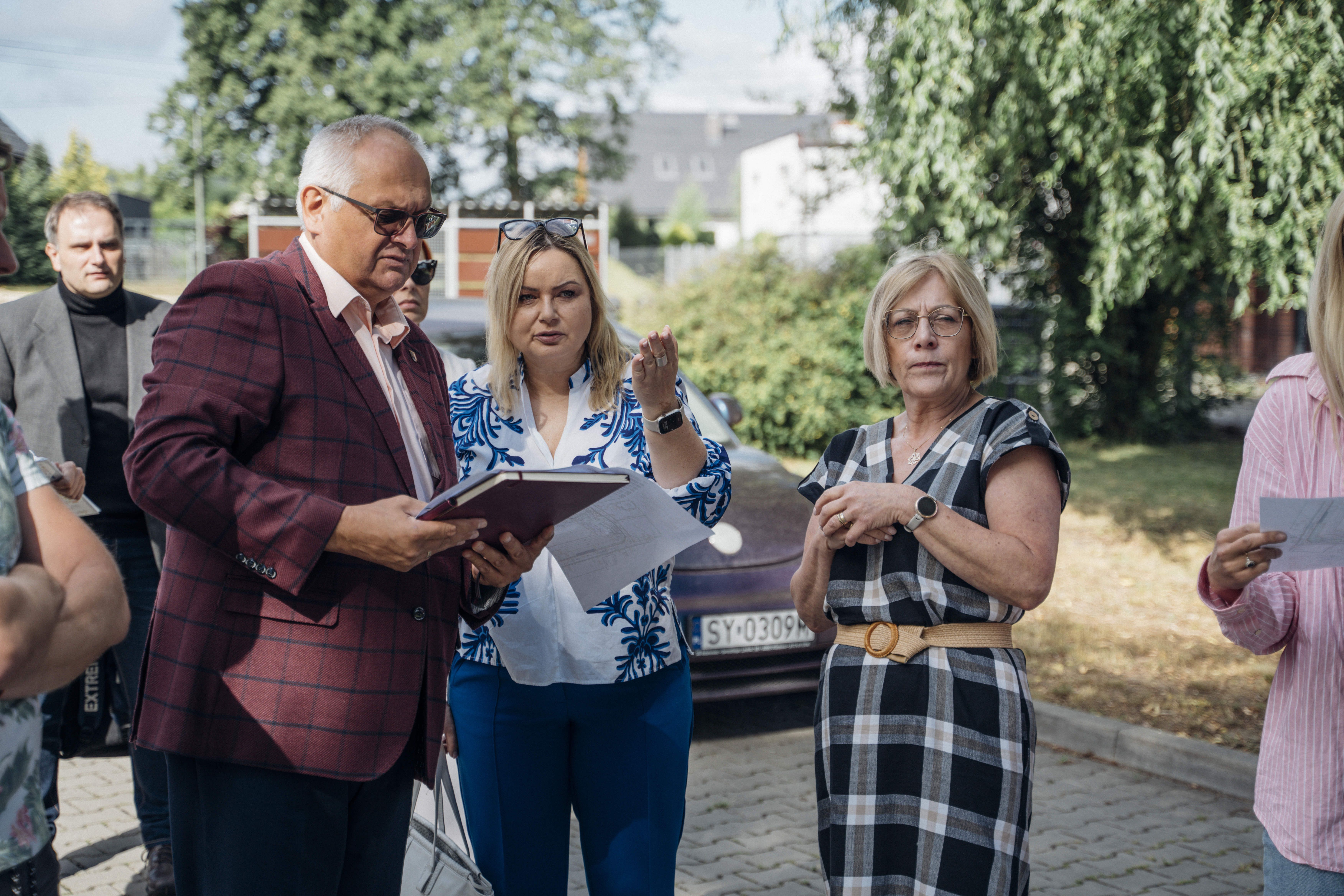 Władze Miasta Gliwice oglądające teren szkoły