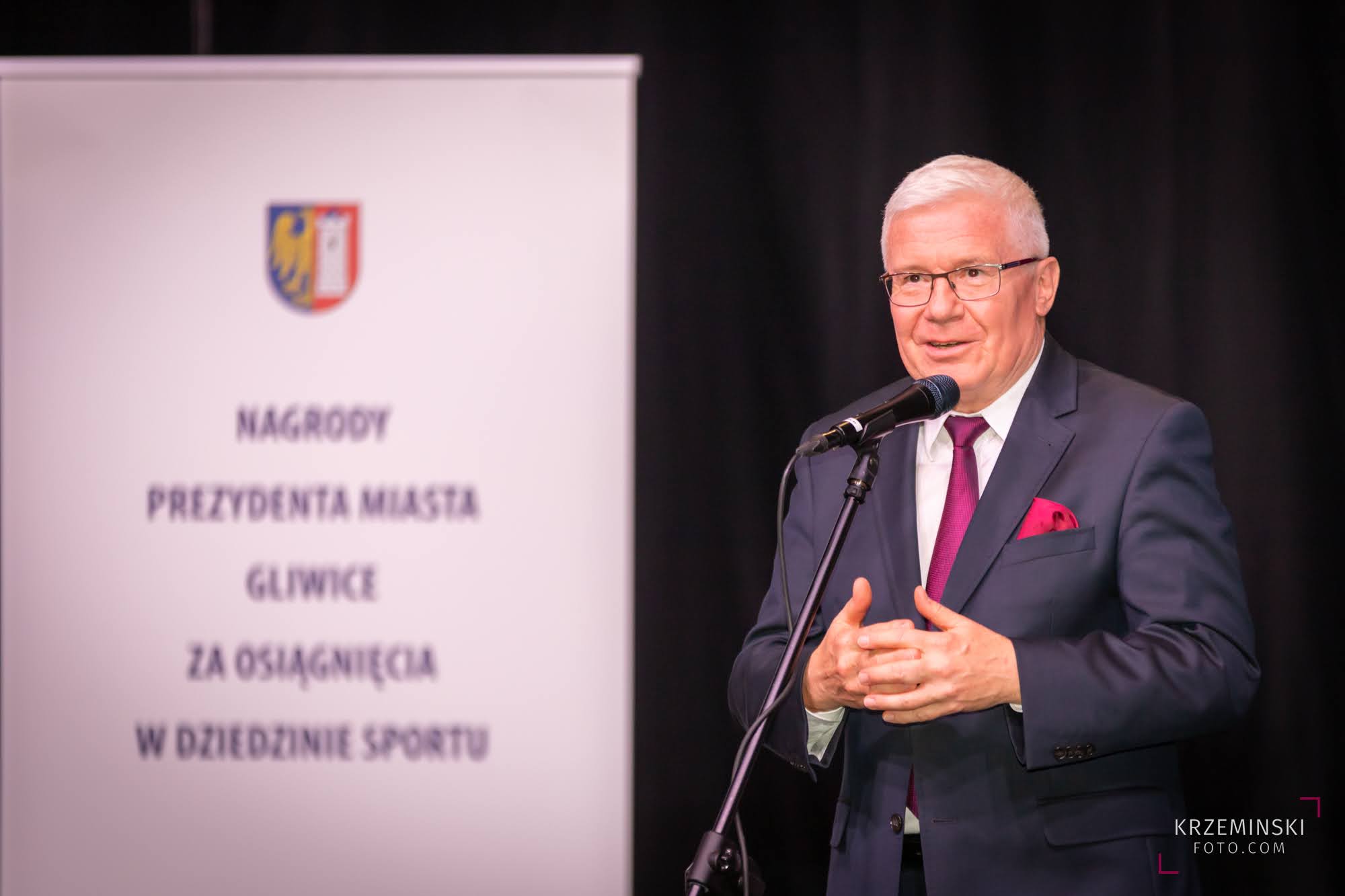 Prezydent Gliwic przemawiający do zebranych gości