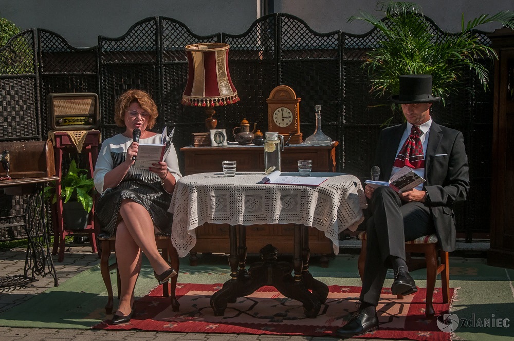 Aktor i zastepczyni prezydenta czytają "Moralność pani Dulskiej"