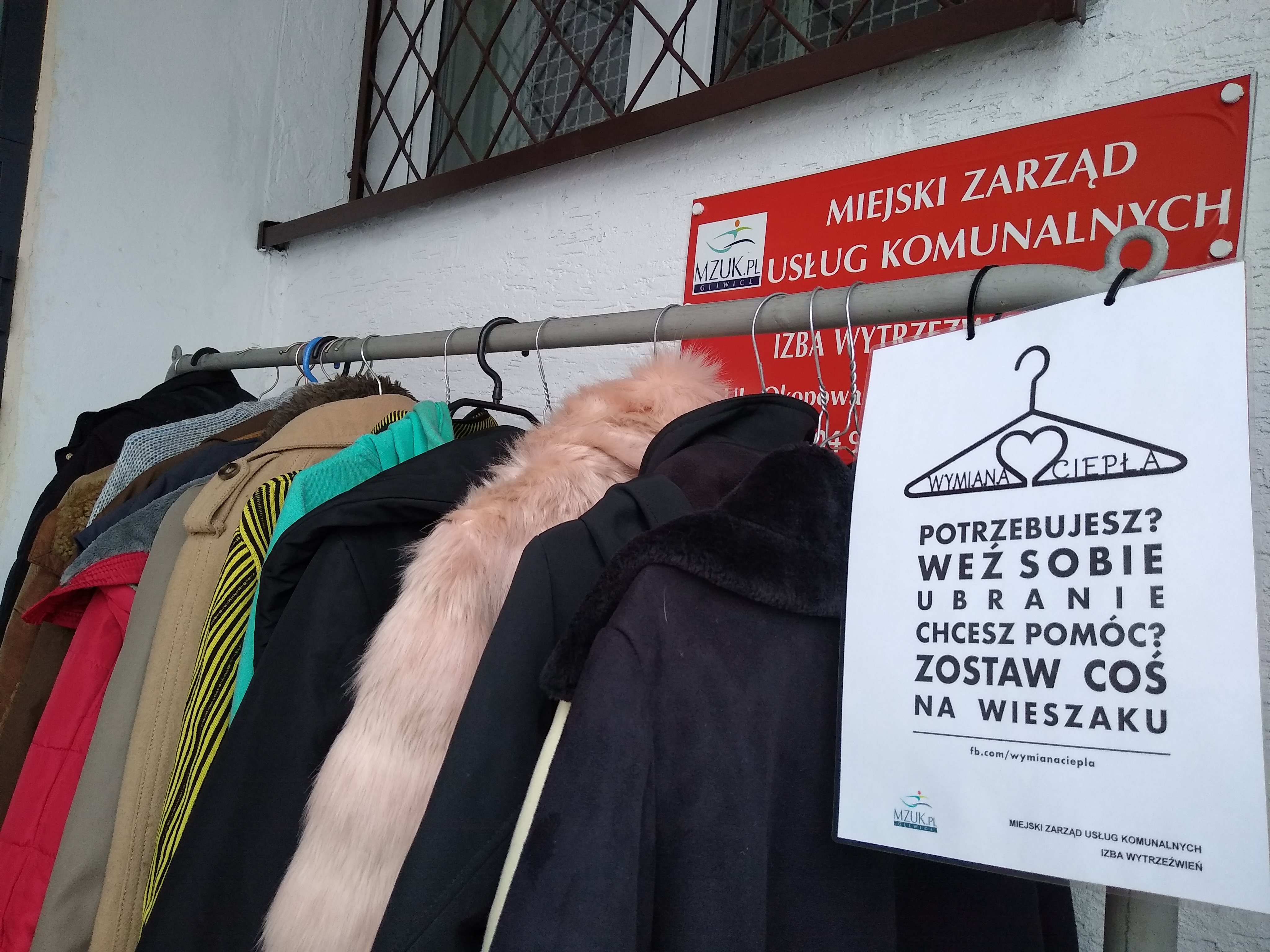 ubrania na wieszaku
