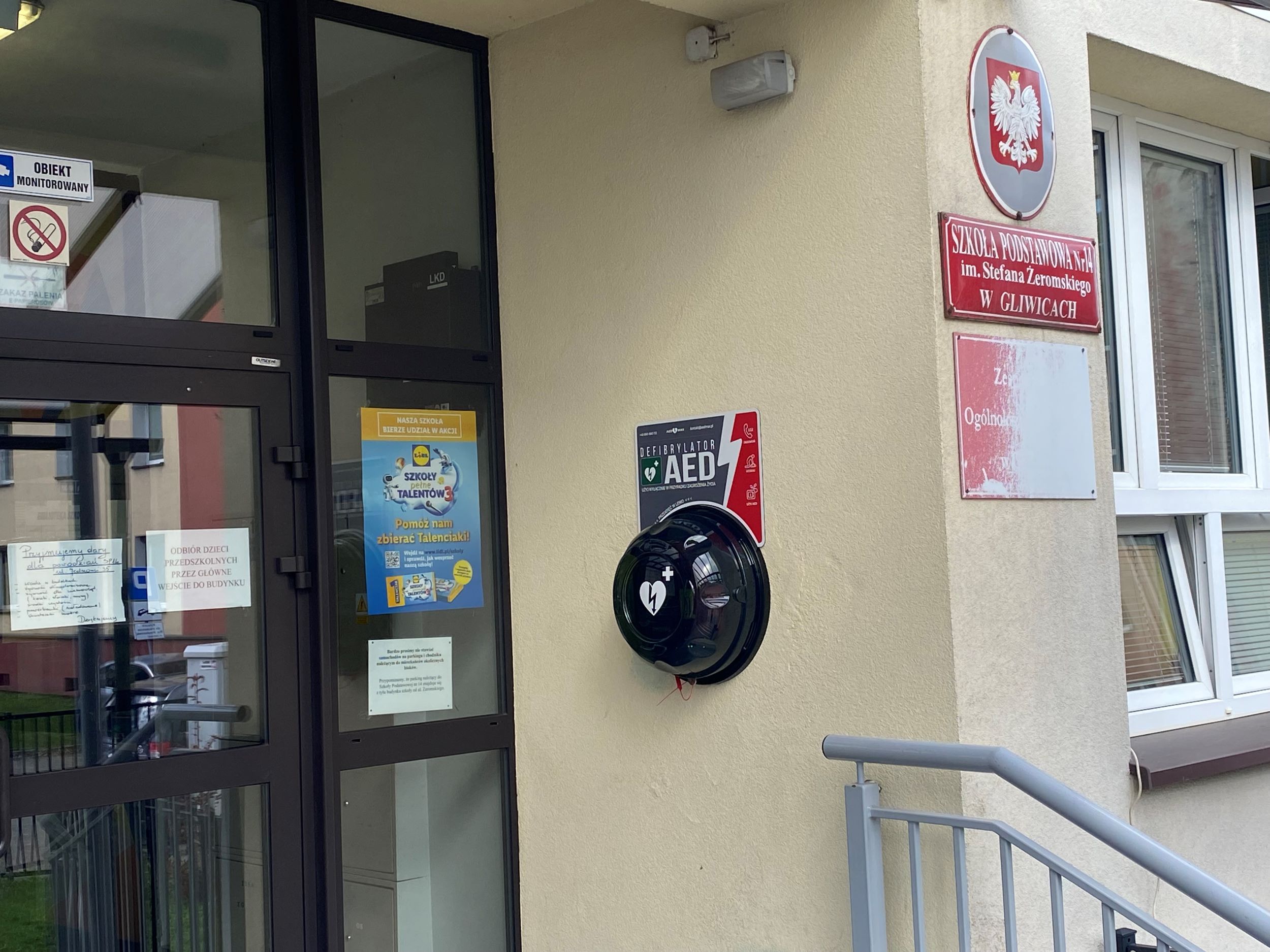 defibrylator na ścianie budynku szkoły
