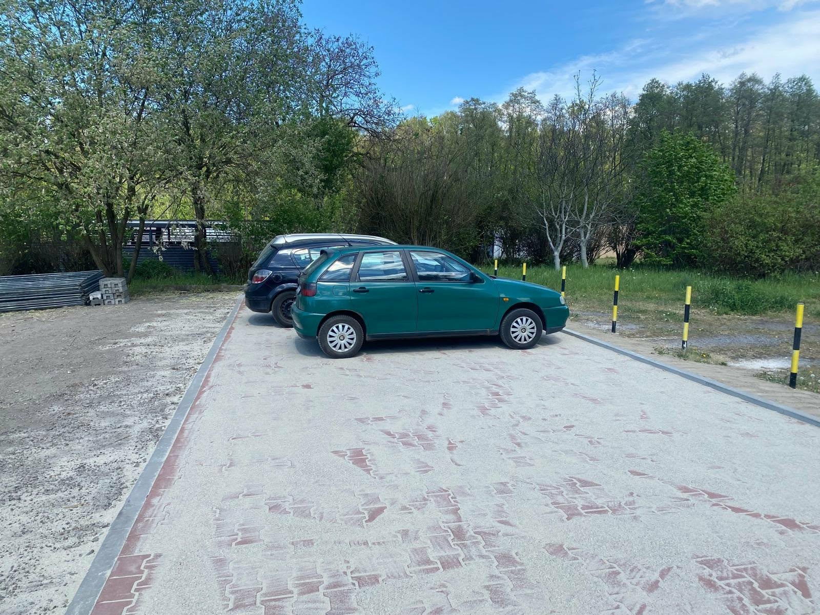 samochody na parkingu