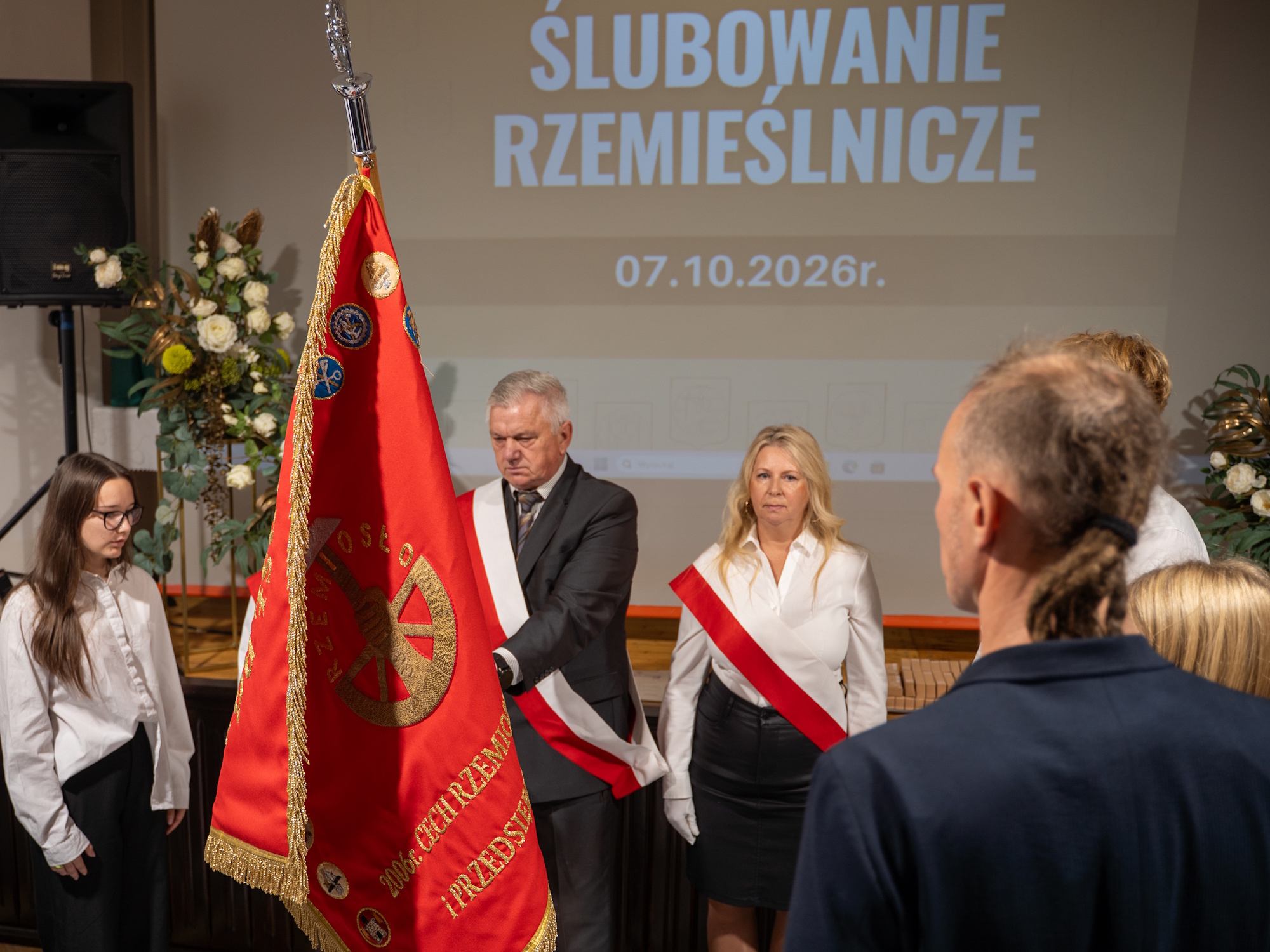ludzie ze sztandarem