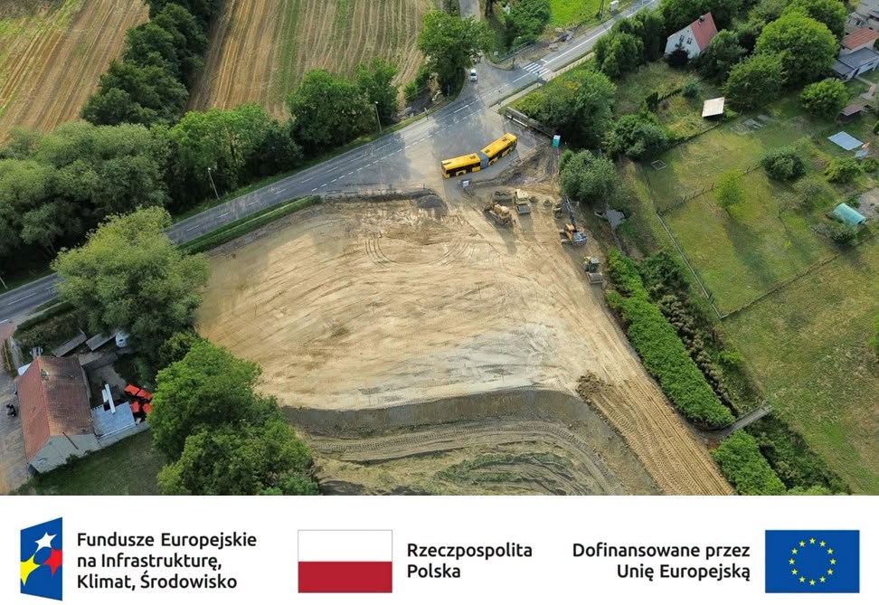 Węzeł przesiadkowy w Brzezince został zaplanowany tak, aby wygodnie połączyć transport autobusowy z ruchem pieszym i rowerowym, a także umożliwić pozostawienie samochodu lub roweru i kontynuować podróż autobusem. Prace budowlane trwają 