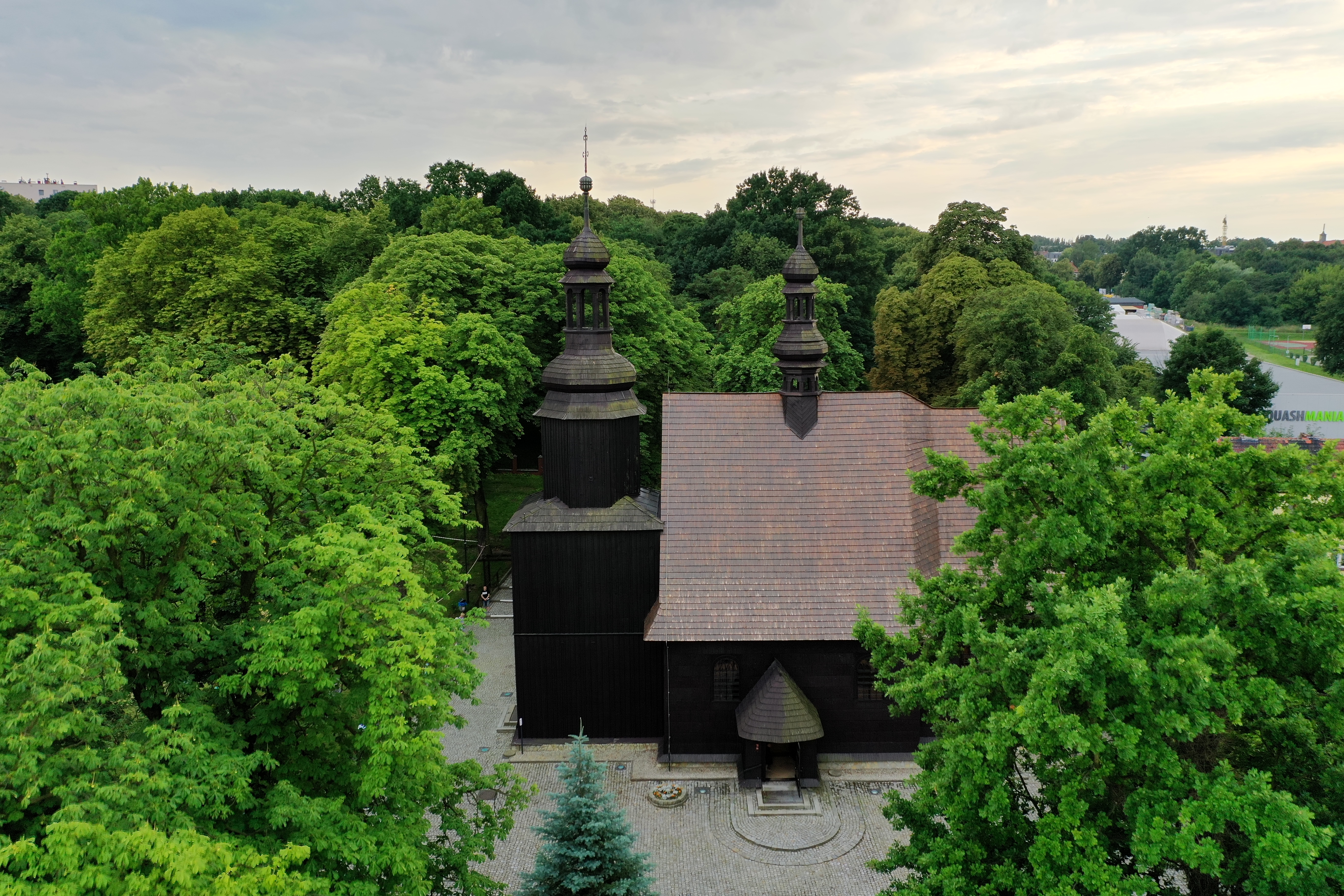 kościół Wniebowzięćia Najświętszej Maryi Pany w zielonym parku