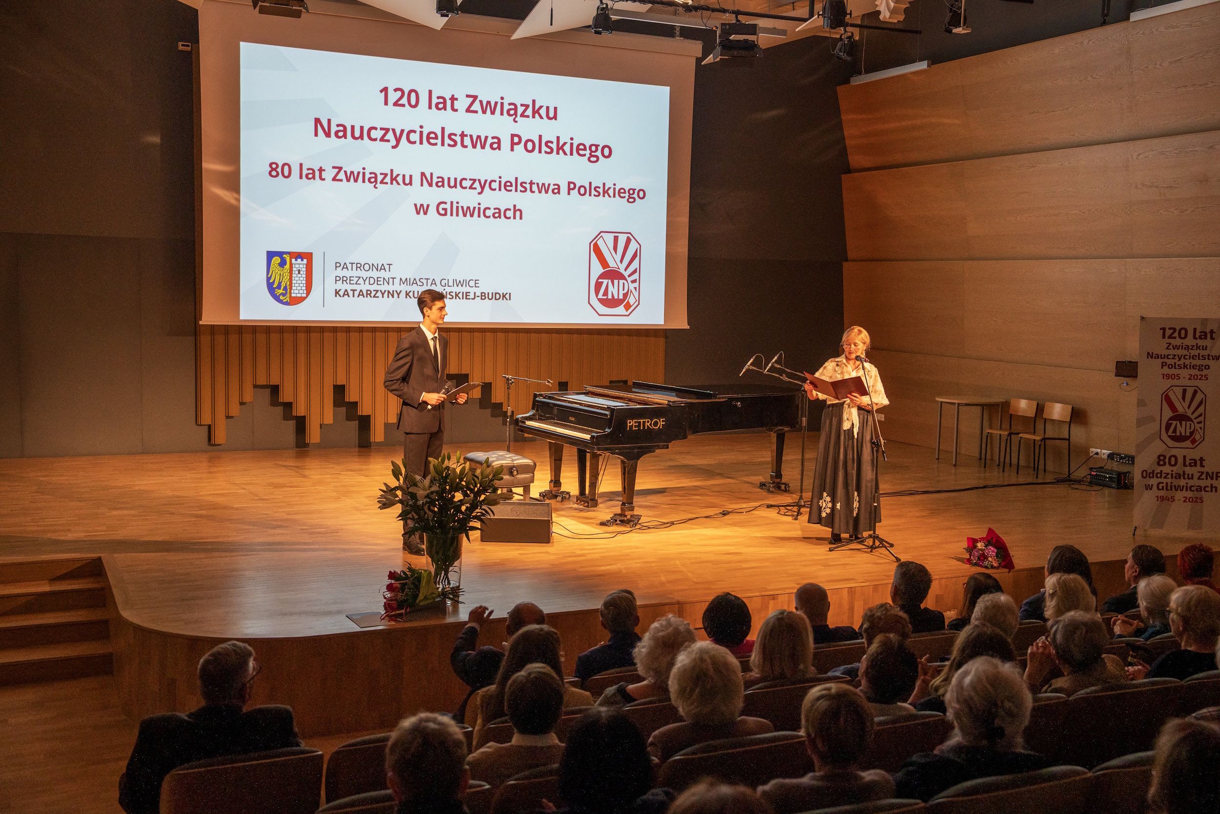 Publiczność słuchająca wystąpienia Małgorzaty Popińskiej, prezes oddziału ZNP w Gliwicach