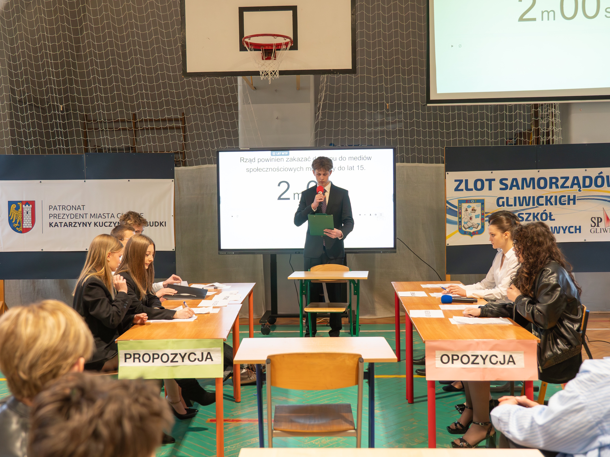 Młodzież prowadząca debatę oksfordzką