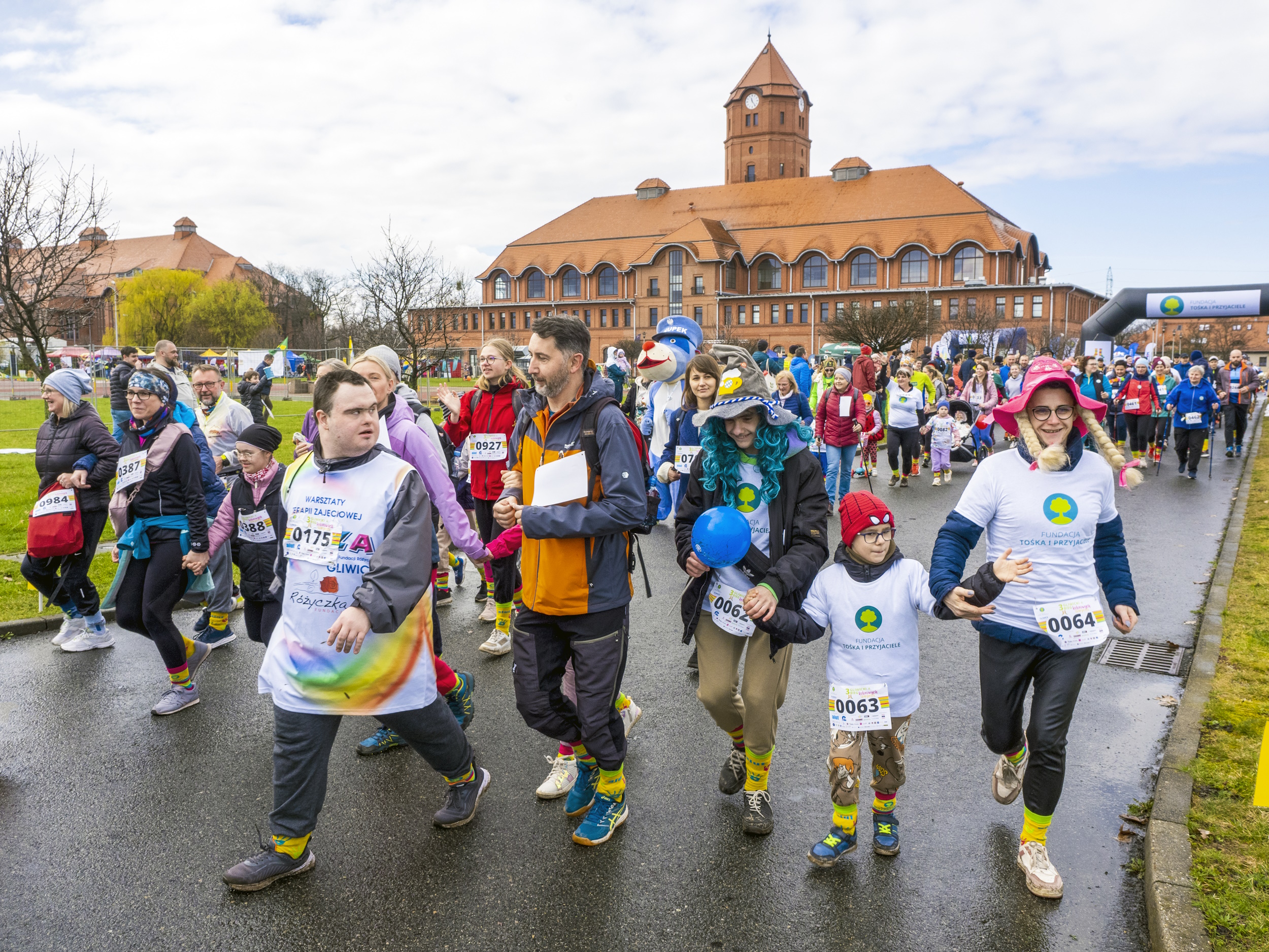 Uczestnicy biegnący w ubiegłorocznej edycji imprezy