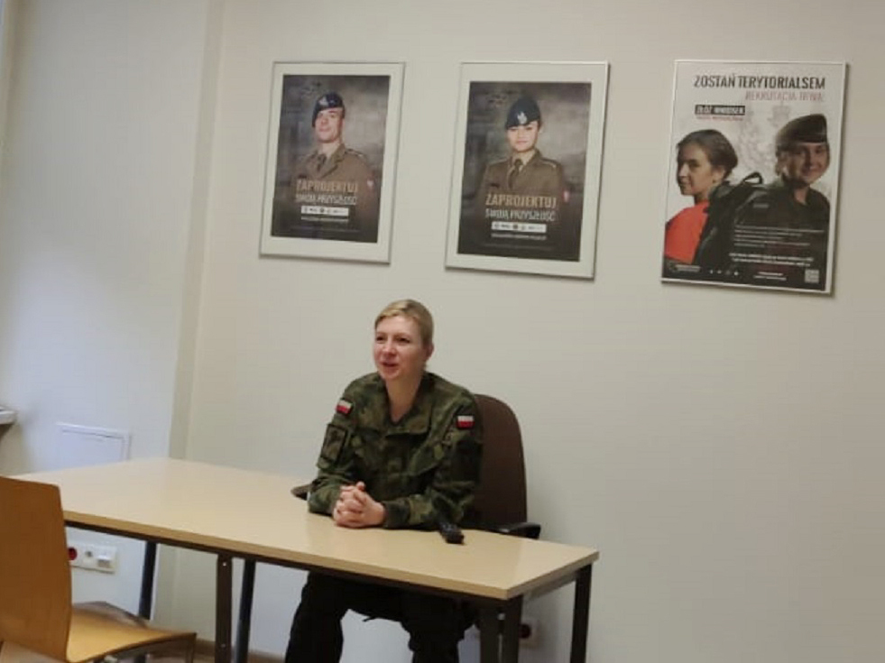 kobieta za biurkiem