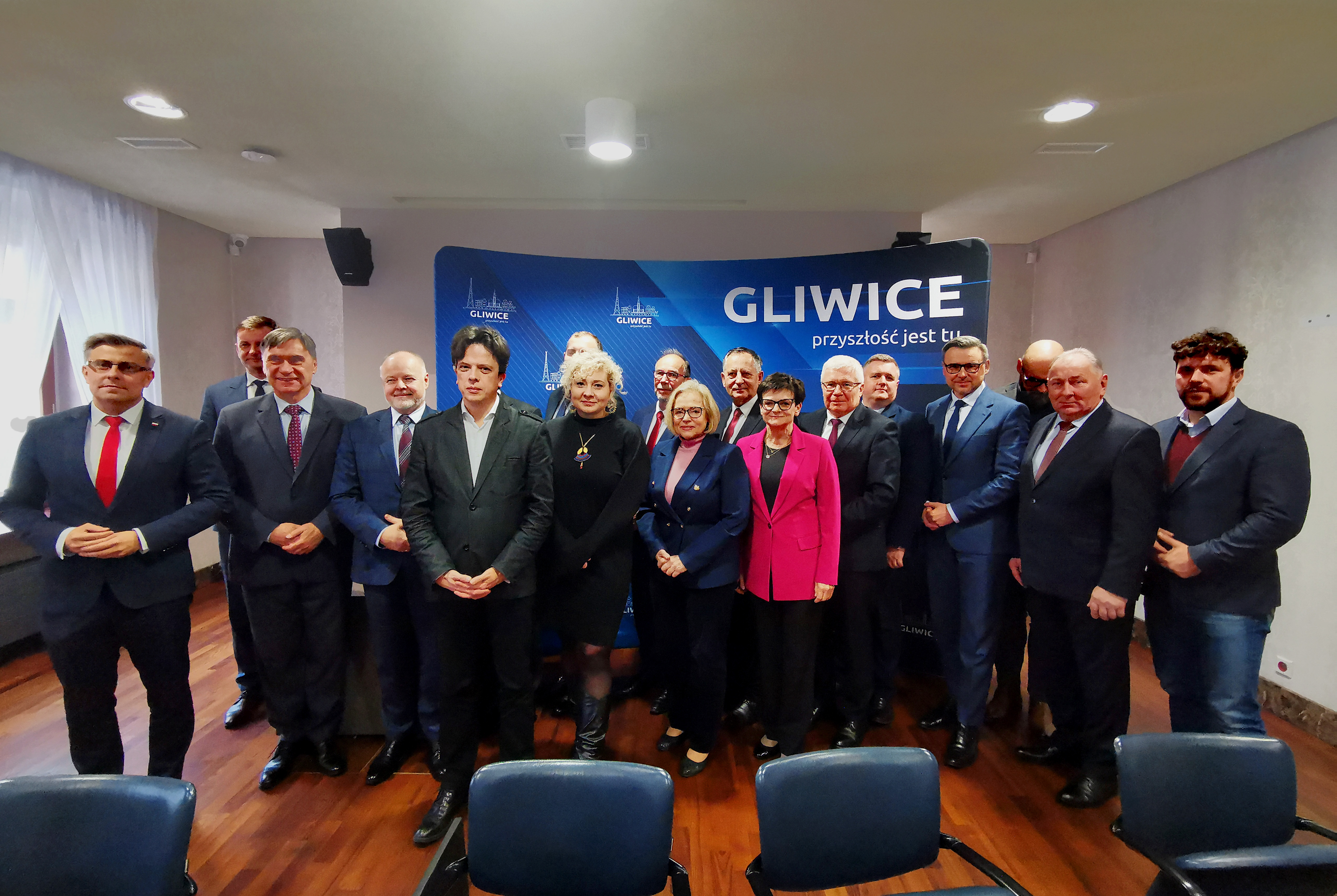 Samorządowcy powiatu gliwickiego pozujący wspólnie z parlamentarzystami