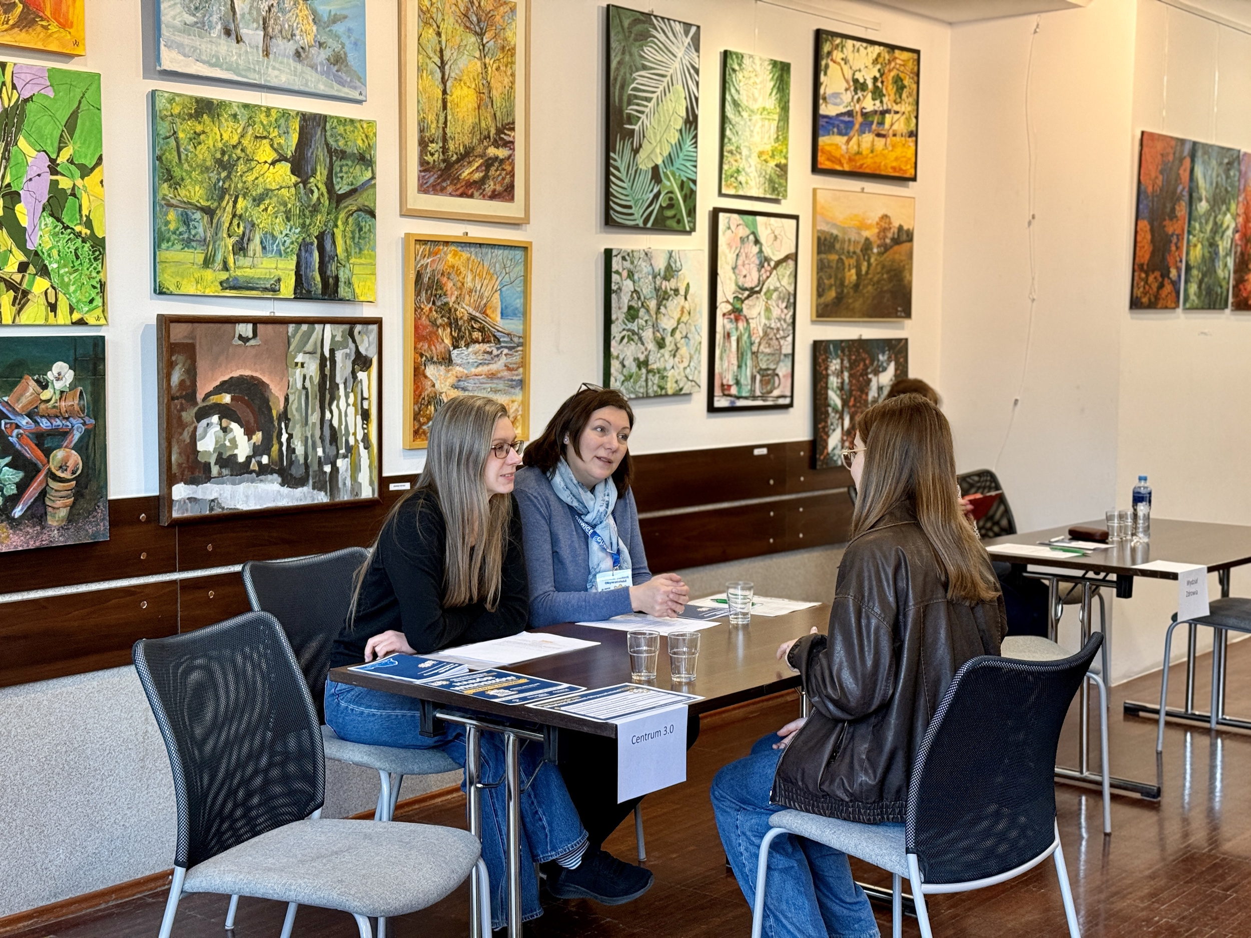 Konsultantki doradzające dziewczynie w sprawie wniosku do Gliwickiego Budżetu Obywatelskiego