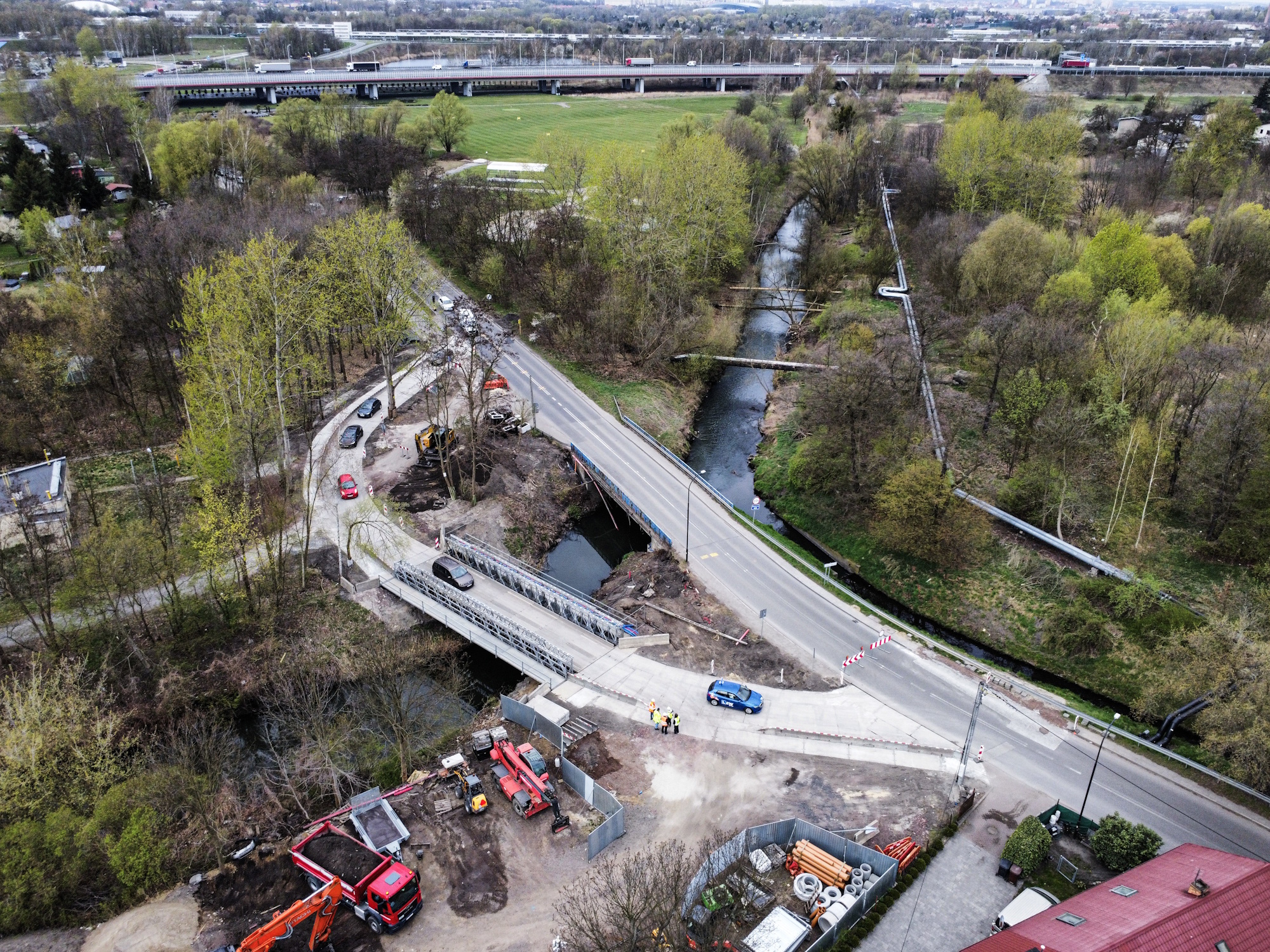 Nowy most nad Kłodnicą w Sośnicy poprawi bezpieczeństwo i wygodę. Stary wkrótce zostanie rozebrany – ruszyła przeprawa mostem tymczasowym
