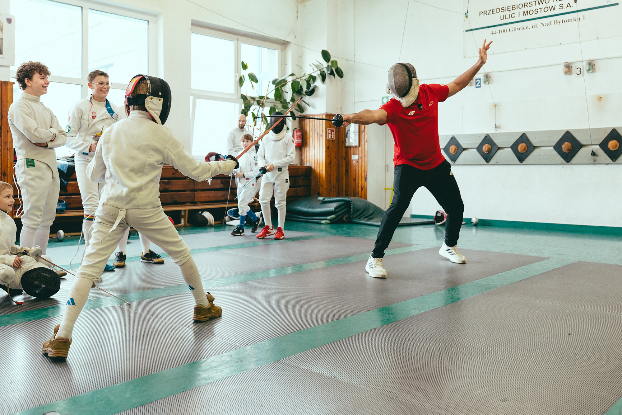 szermierze walczący na planszy