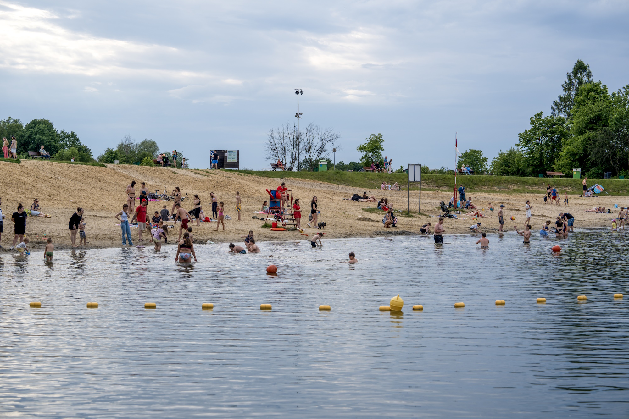jezioro i ludzie na plaży