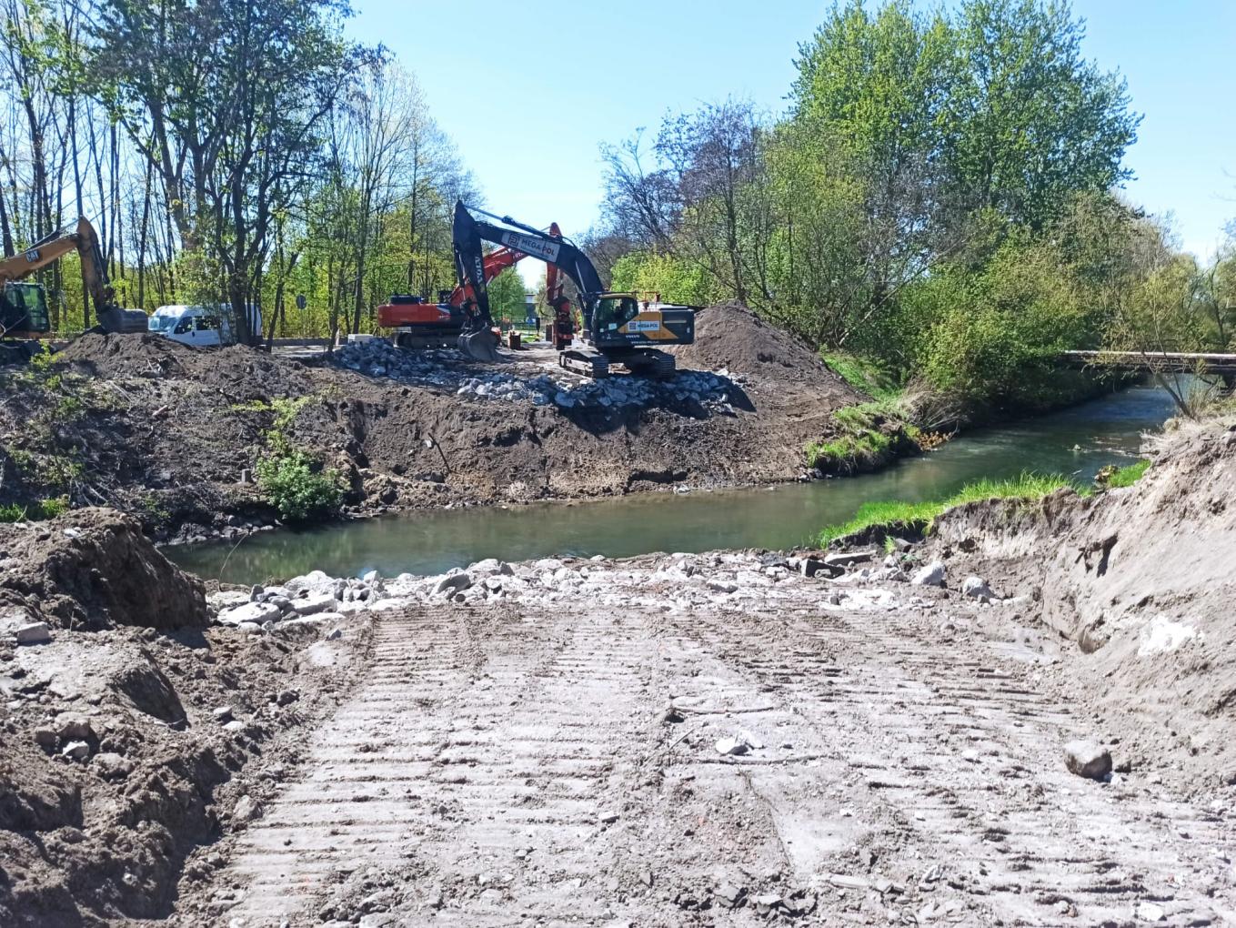 Wysłużony most w Sośnicy przeszedł do historii. Kierowcy i piesi korzystają z przeprawy tymczasowej. Nowym mostem powinniśmy pojechać na początku 2027 roku
