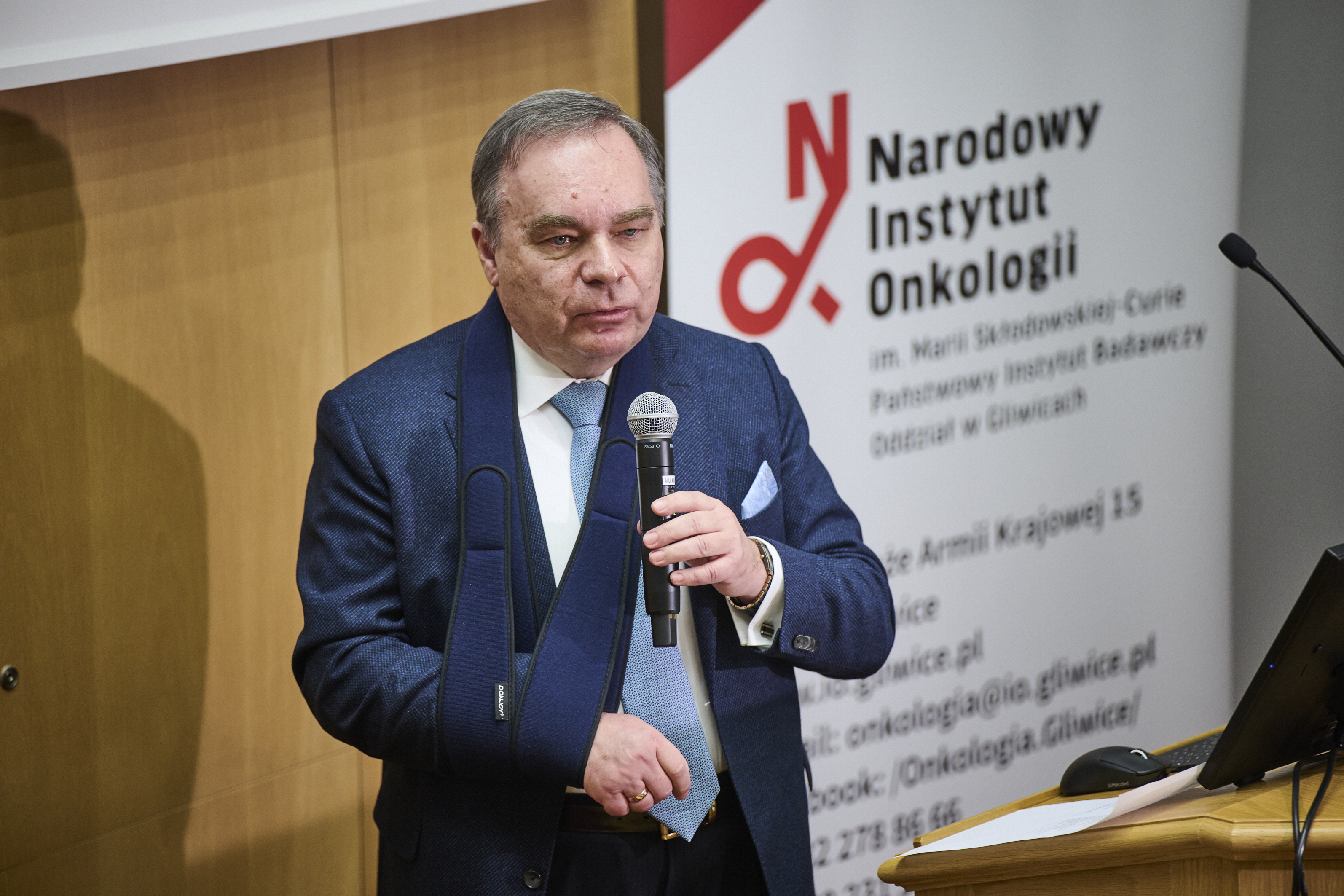 Prof. Składowski mówi do mikrofonu