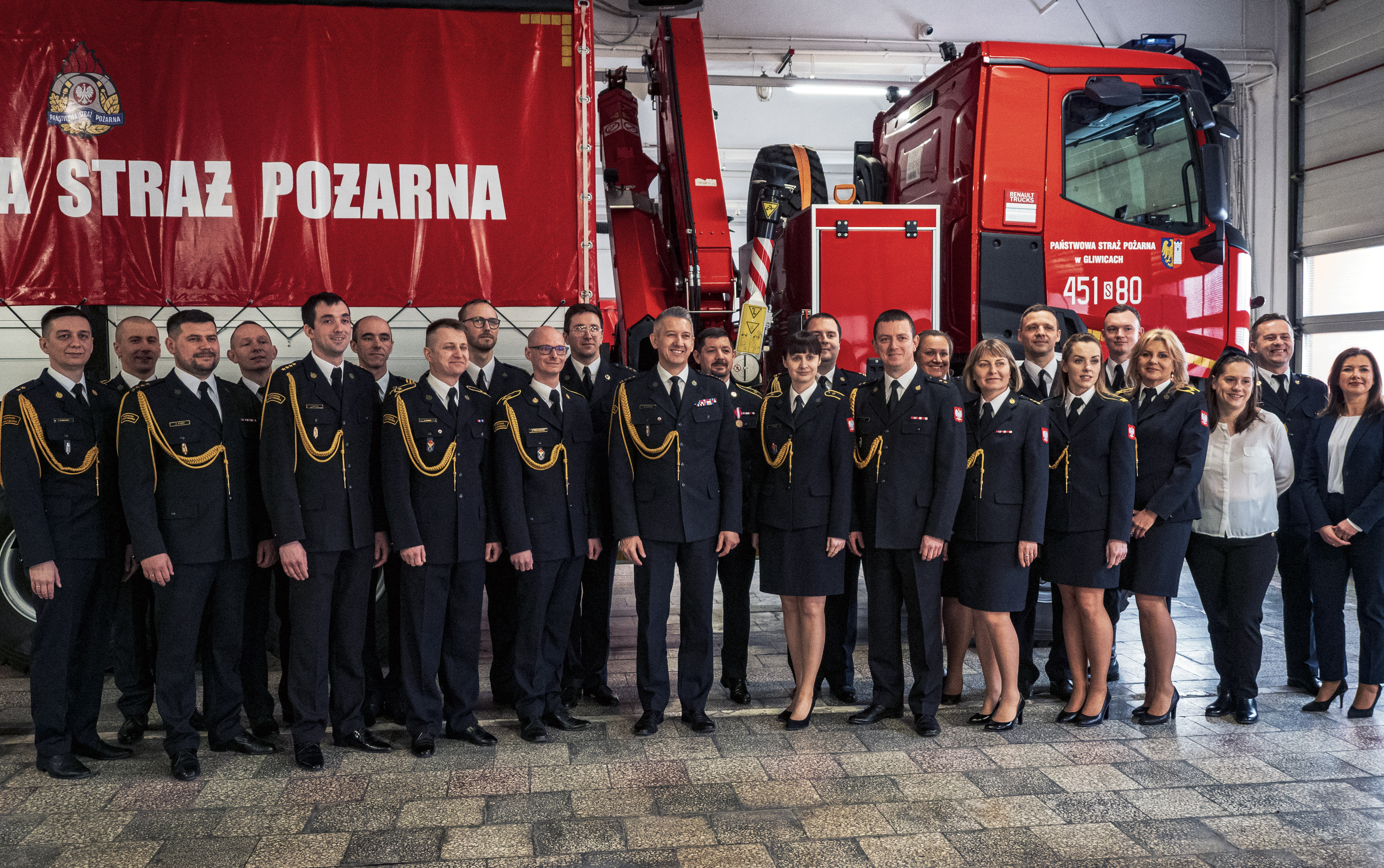 Zdjęcie grupowe byłego komendanta, st. bryg. Romana Klechy z załogą