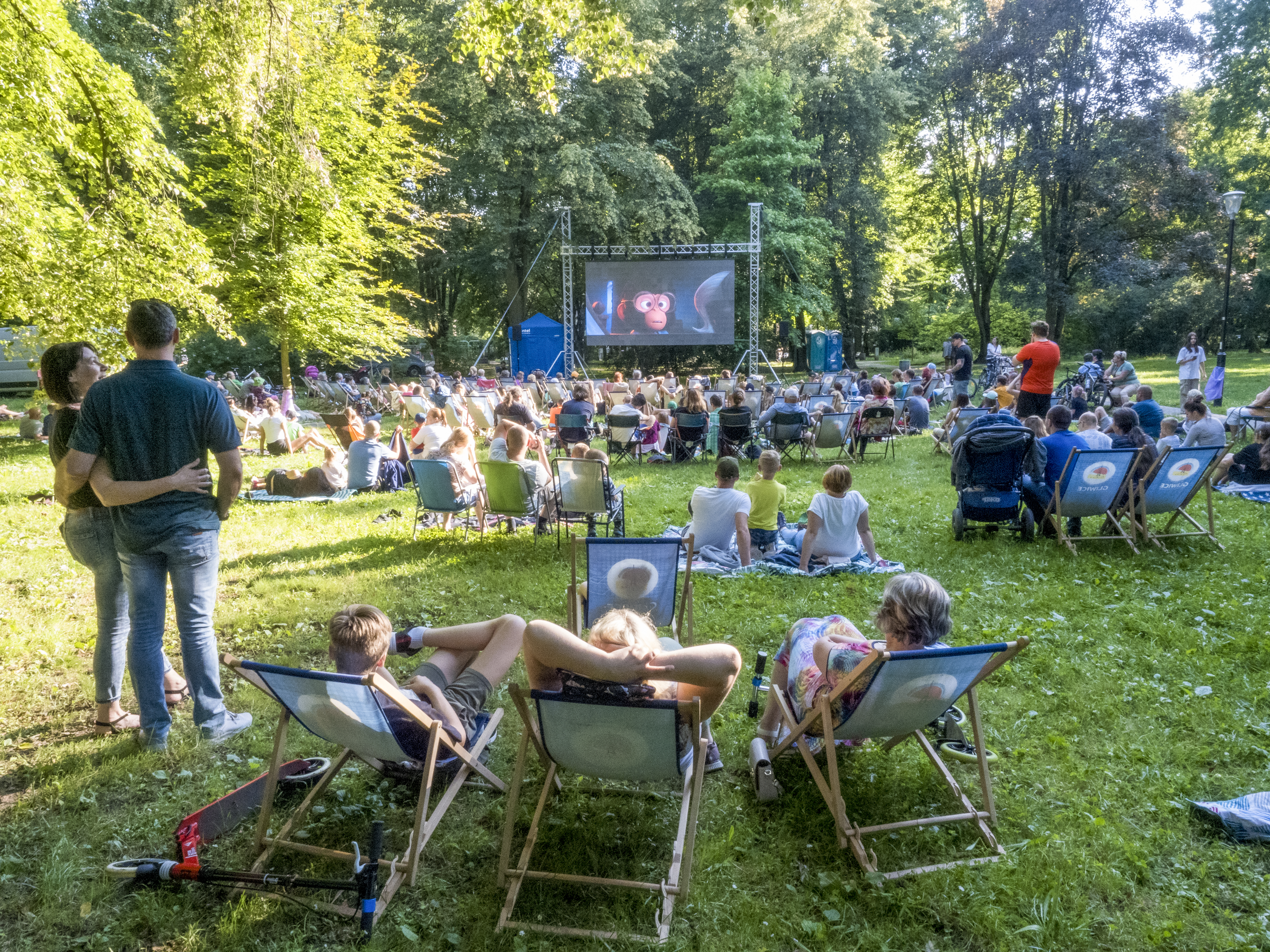 Widzowie ogladają film na placu Grunwaldzkim