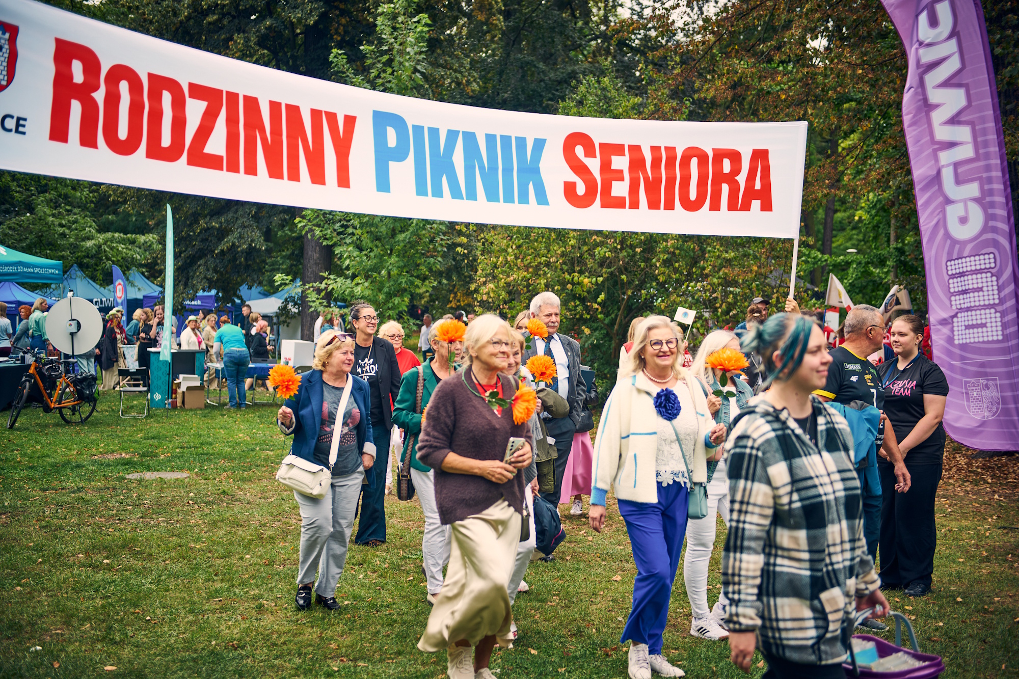 seniorki w Parku z banerem pikniku