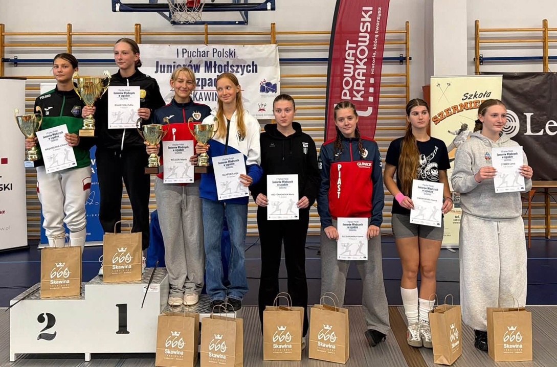 młodzi ludzie na podium