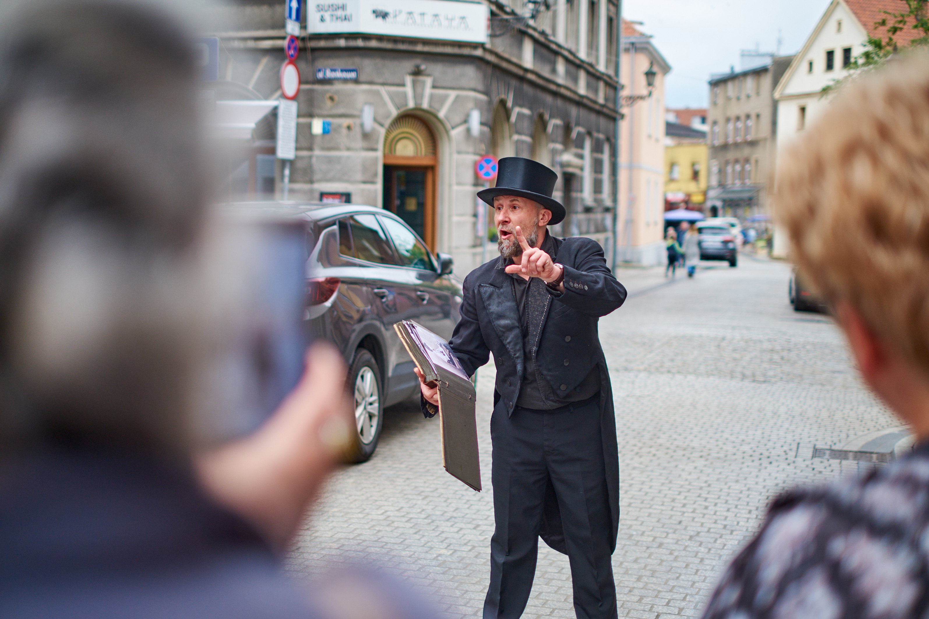 Jedna z historycznych postaci witająca spacerowiczów