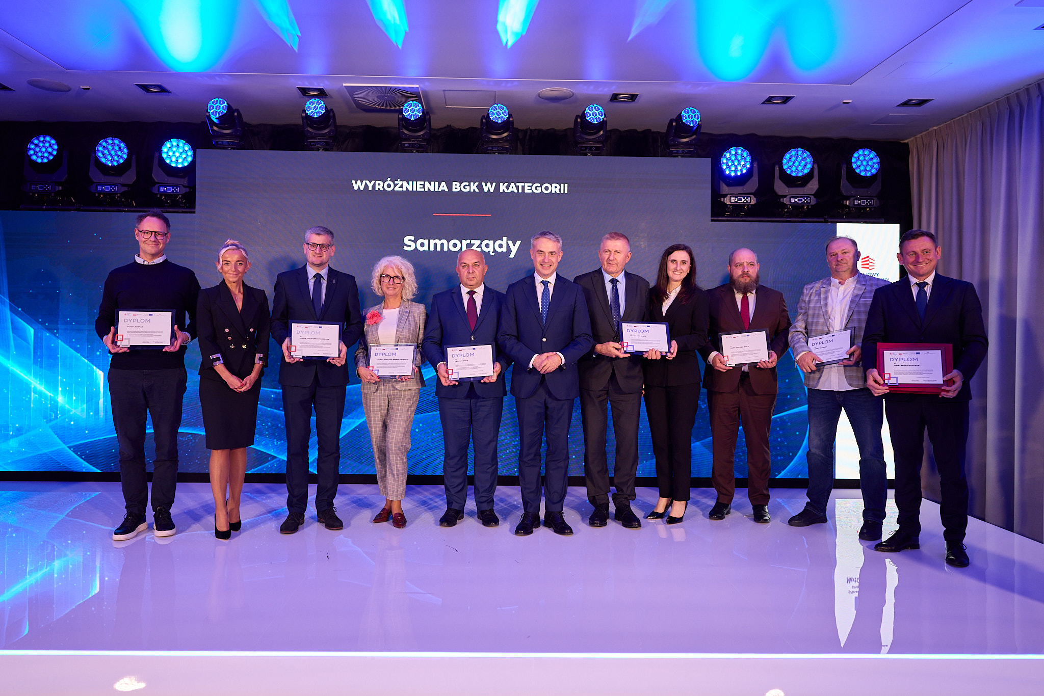Dokumentacja medyczna dostępna w systemach informatycznych, spektakle w wirtualnej rzeczywistości i nowy sprzęt dla szkół. To przykłady gliwickich przedsięwzięć związanych z cyfryzacją, realizowanych przy wsparciu Krajowego Planu Odbudowy i Zwiększania Odporności (KPO). 21 września Bank Gospodarstwa Krajowego wyróżnił Gliwice za działania w tym obszarze. 