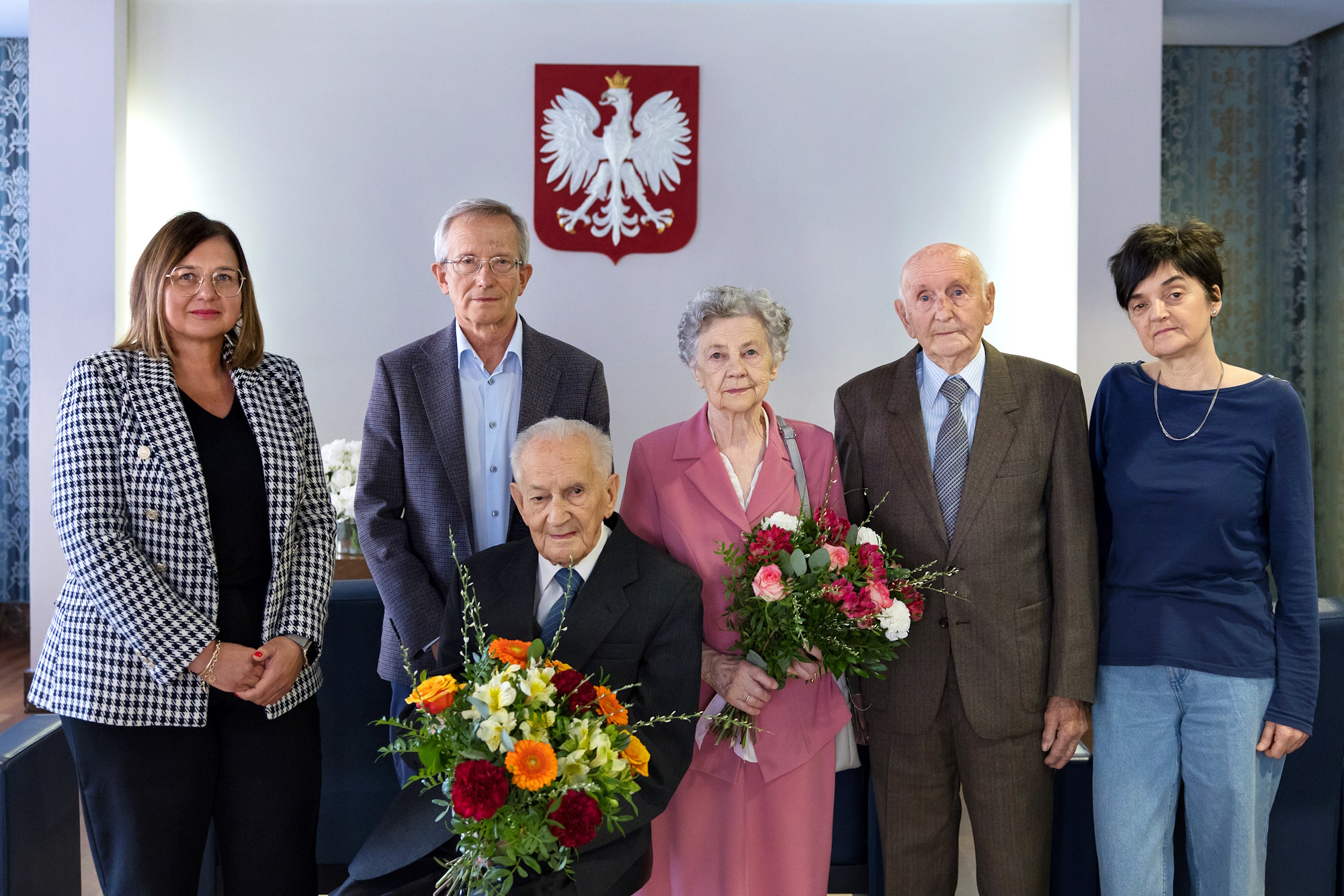 Zastępca prezydent Gliwic Agnieszka Dylewska z jubilatami: Wandą i Wojciechem Korandy, który ściwetował też setne urodziny oraz również stulatkiem Adolfem Mierzwą i ich gośćmi