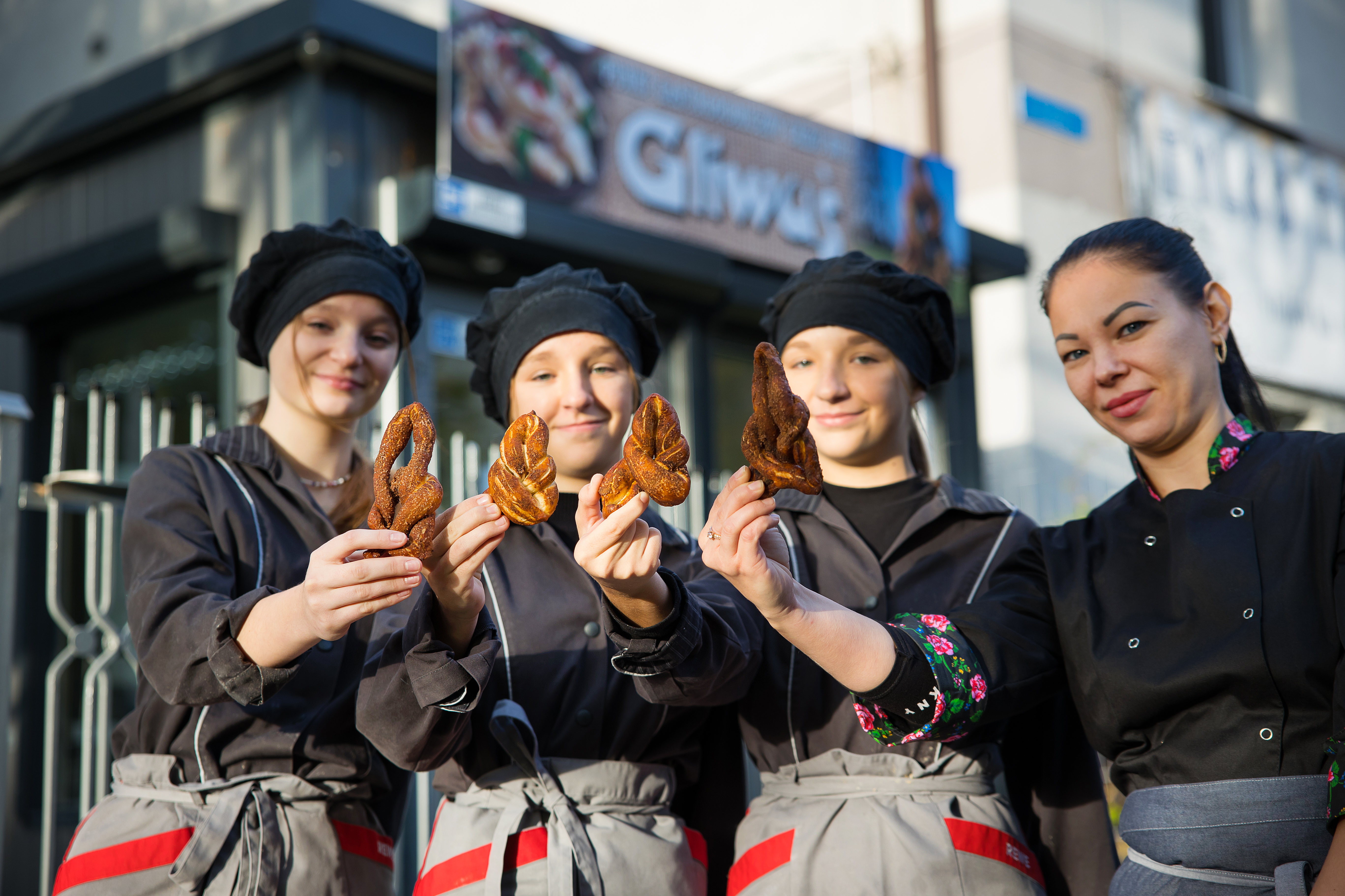 Uczennice CKZiU nr 1 pozujące z "Gliwusiami" przed szkolnym sklepikiem gastronomicznym