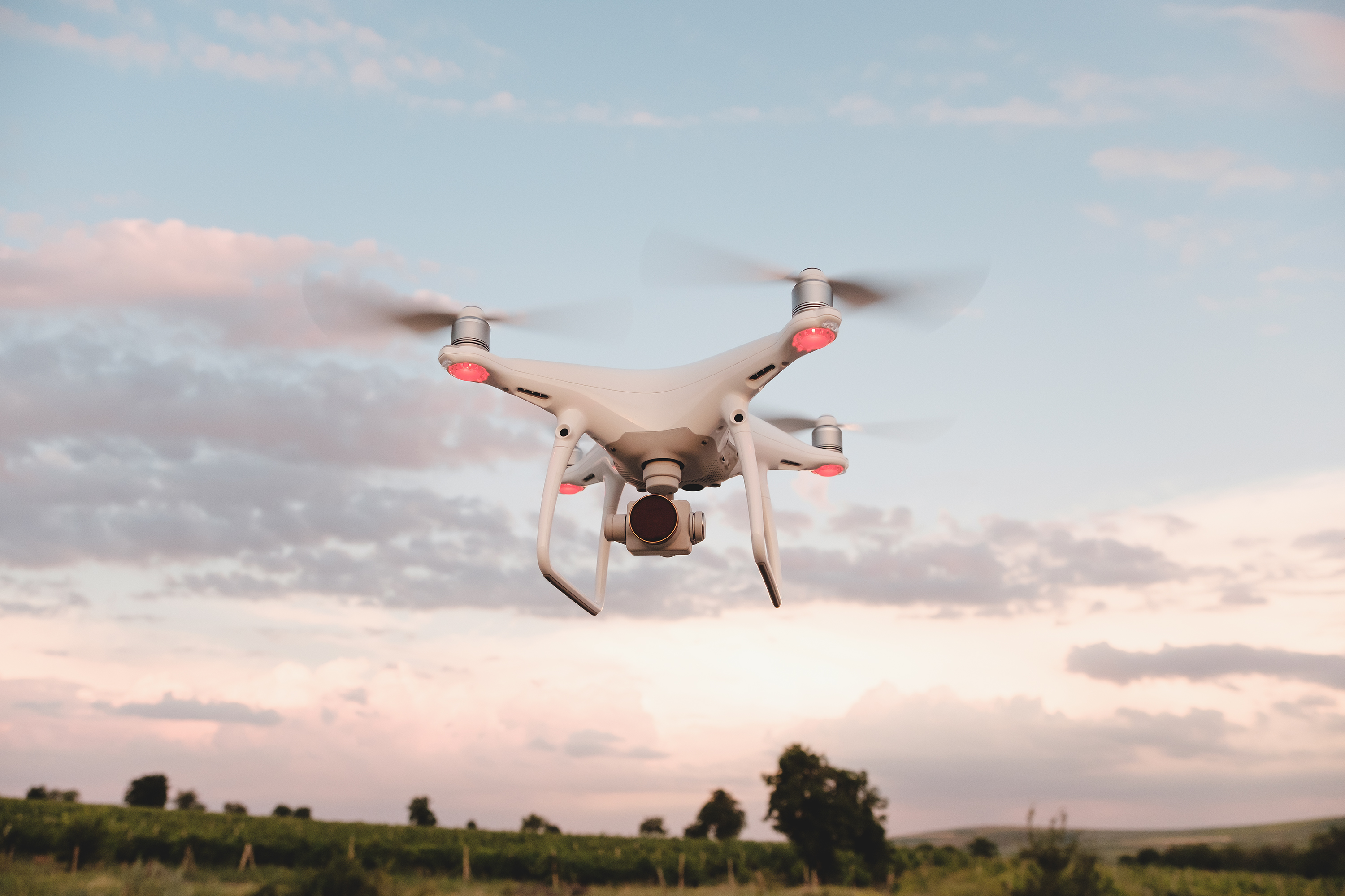 dron w powietrzu