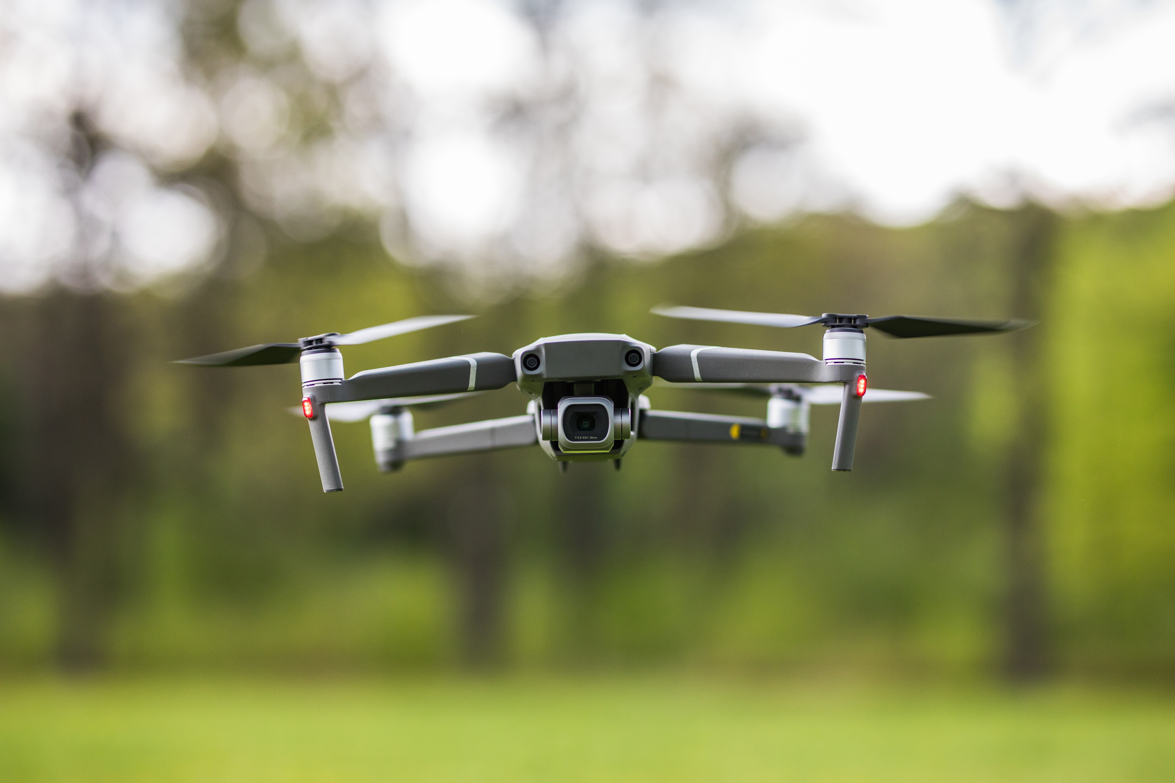 dron w powietrzu