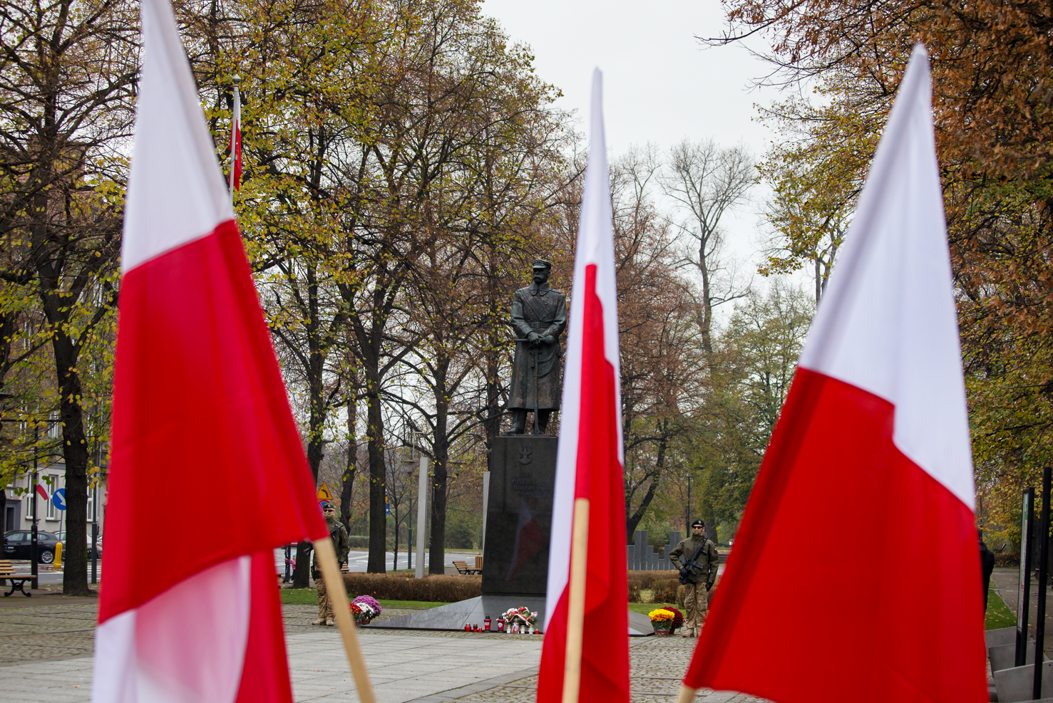 pomnik marszałka Piłsudskiego i flafgi