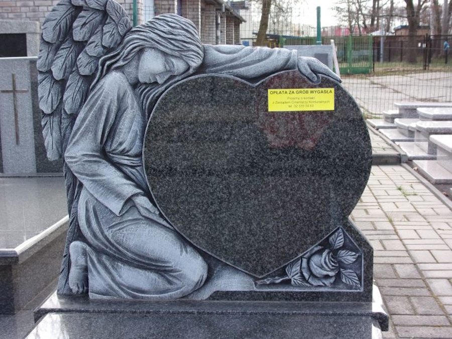 Nagrobek z żółtą naklejką