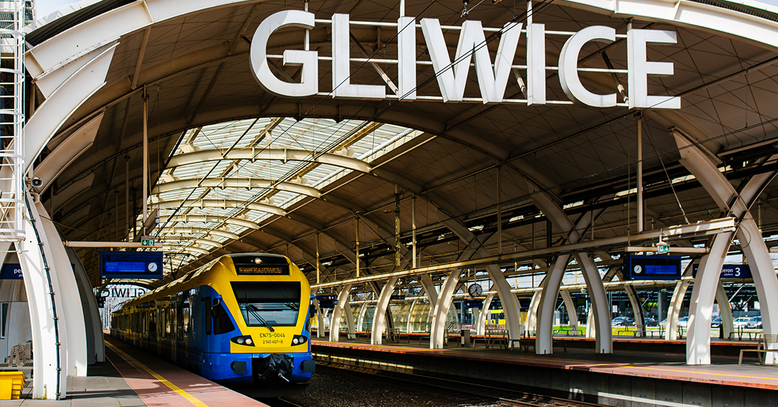 Pociąg na peronie, nad nim napis Gliwice