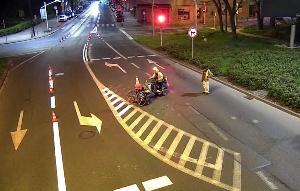 robotnik malujący pasy