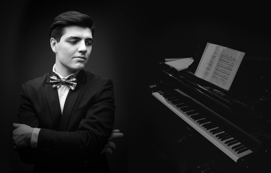 pianista na czarno-białym zdjęciu