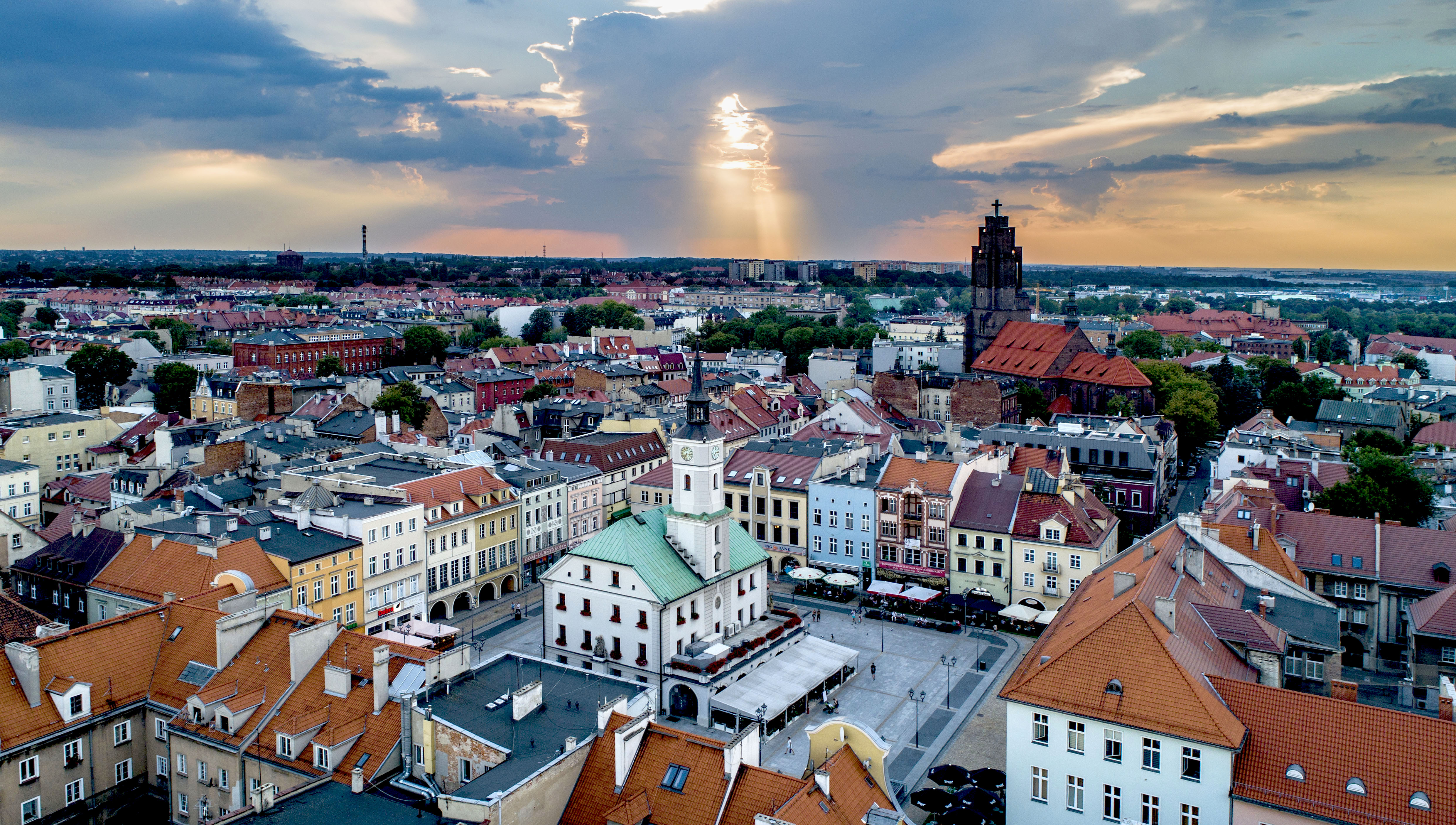 widok na Ratusz i rynek z lotu ptaka