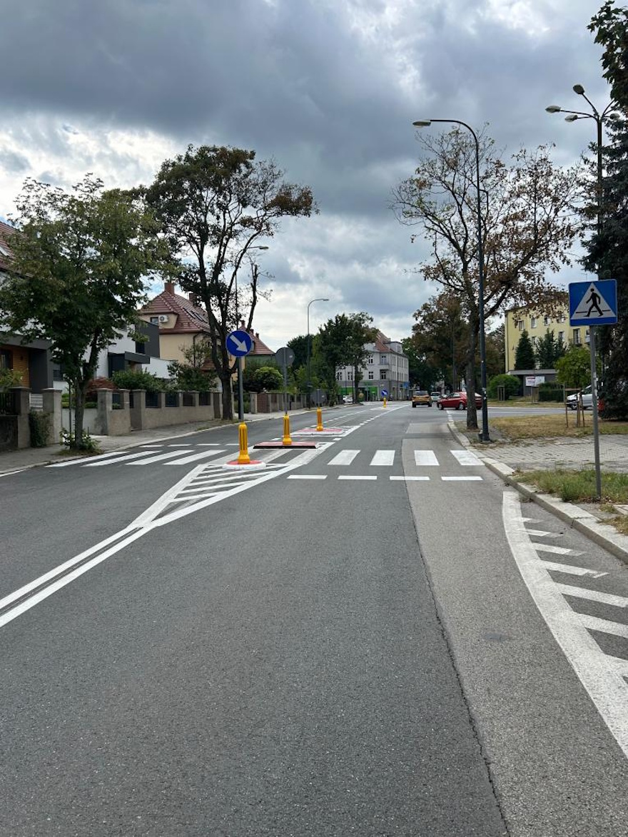 Nowe wyspy na Daszyńskiego, progi przy szkole na Targowej