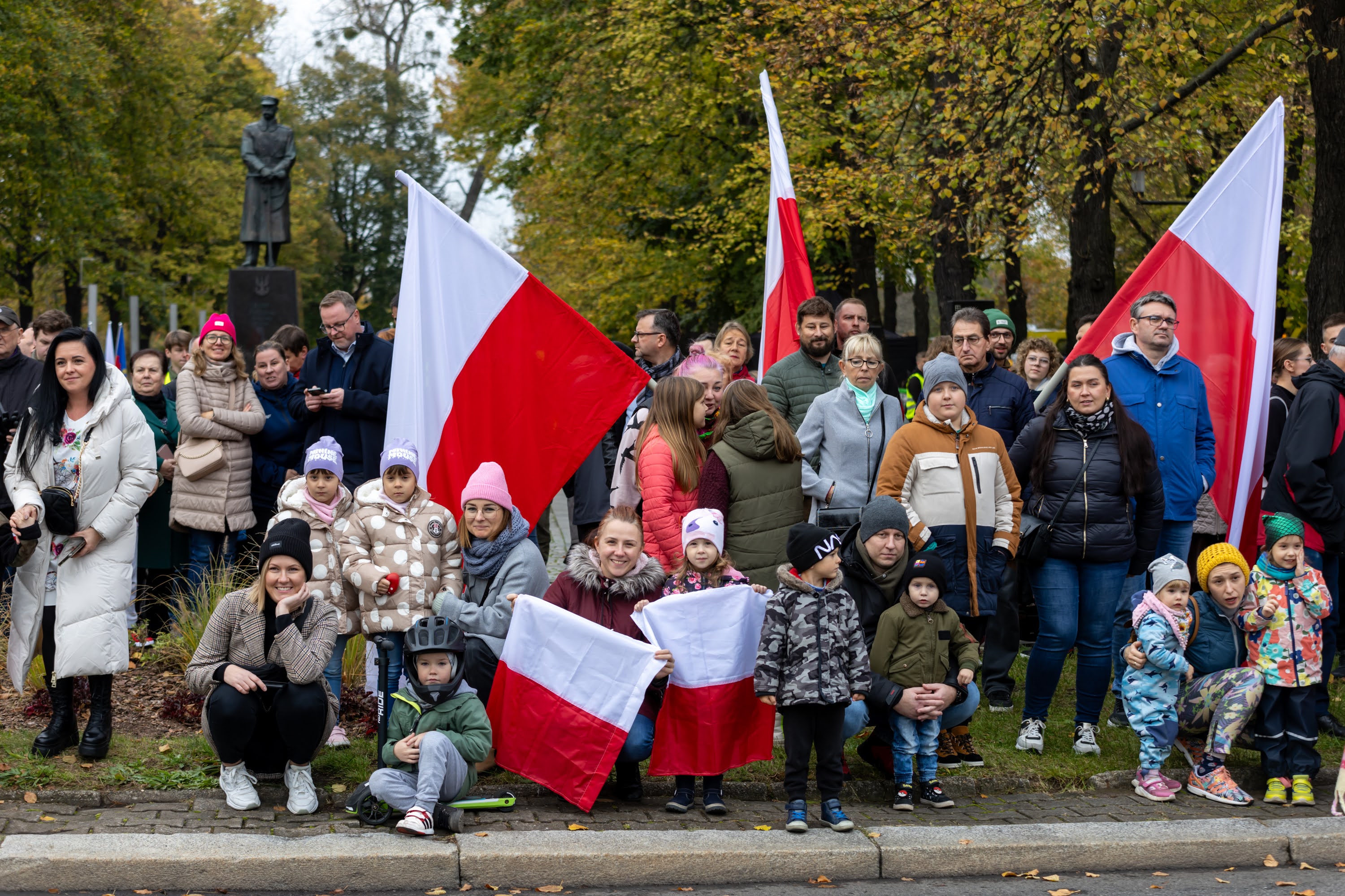Mieszkańcy Gliwic pozujący z biało-czerwonymi flagami